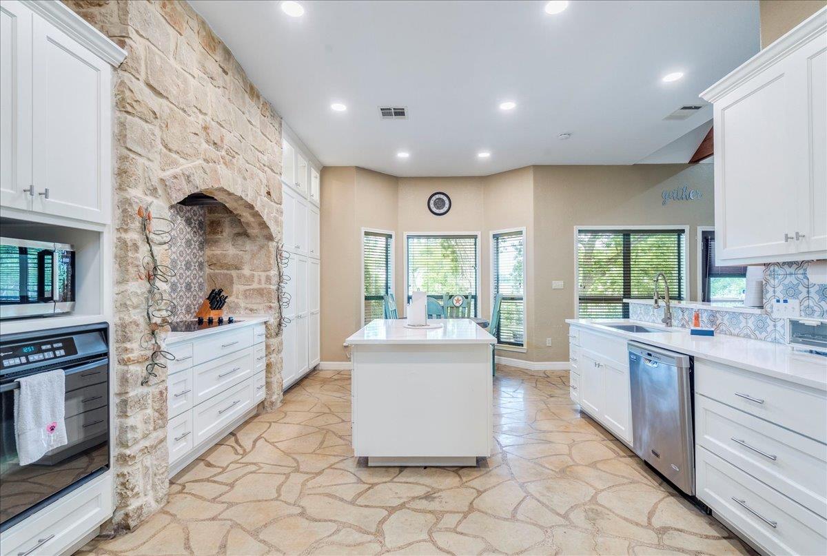 Image 4 of 39 For 302 Guadalupe River Dr
