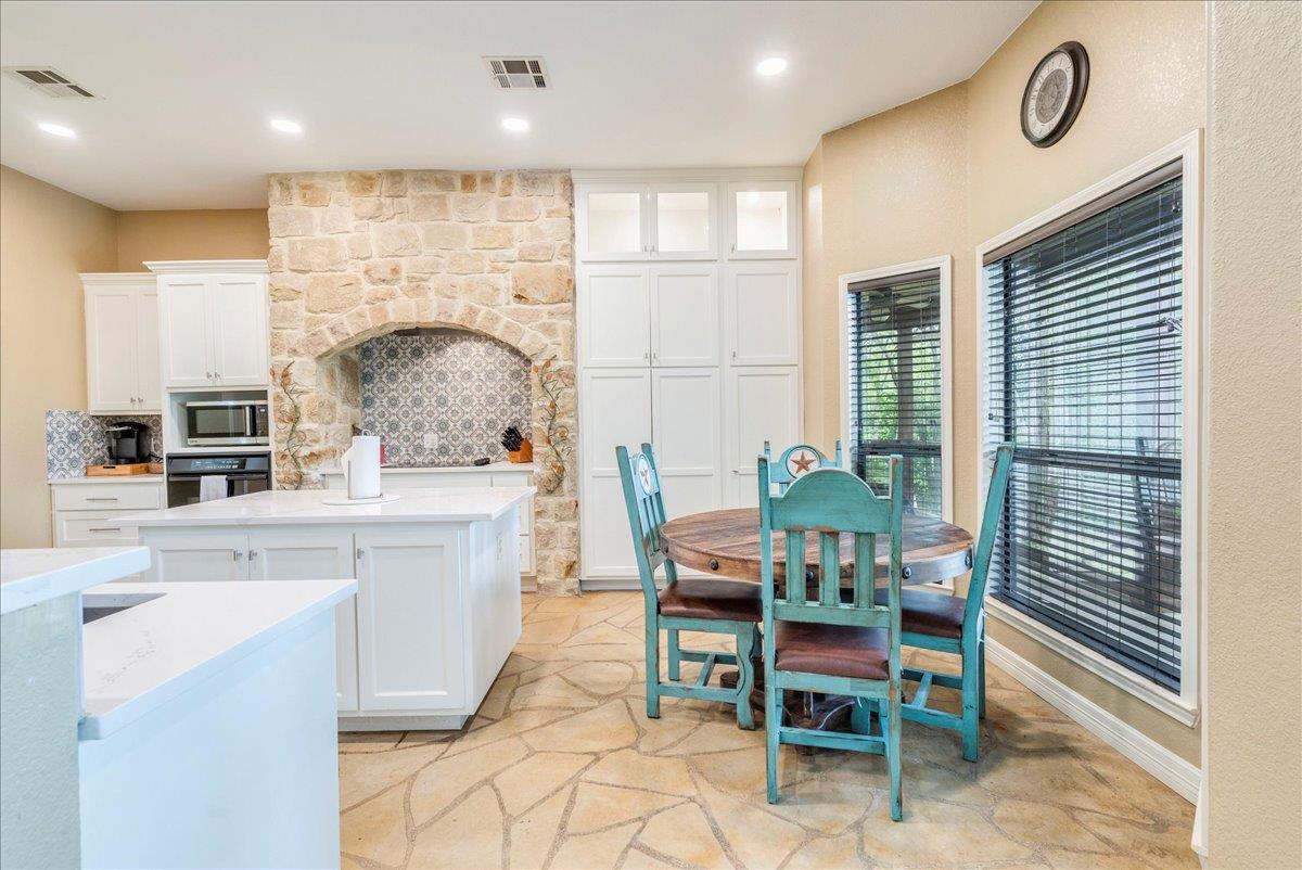 Image 9 of 39 For 302 Guadalupe River Dr