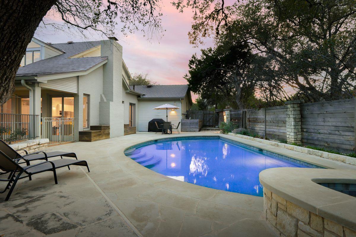 Image 2 of 30 For 2605 Stratford Dr