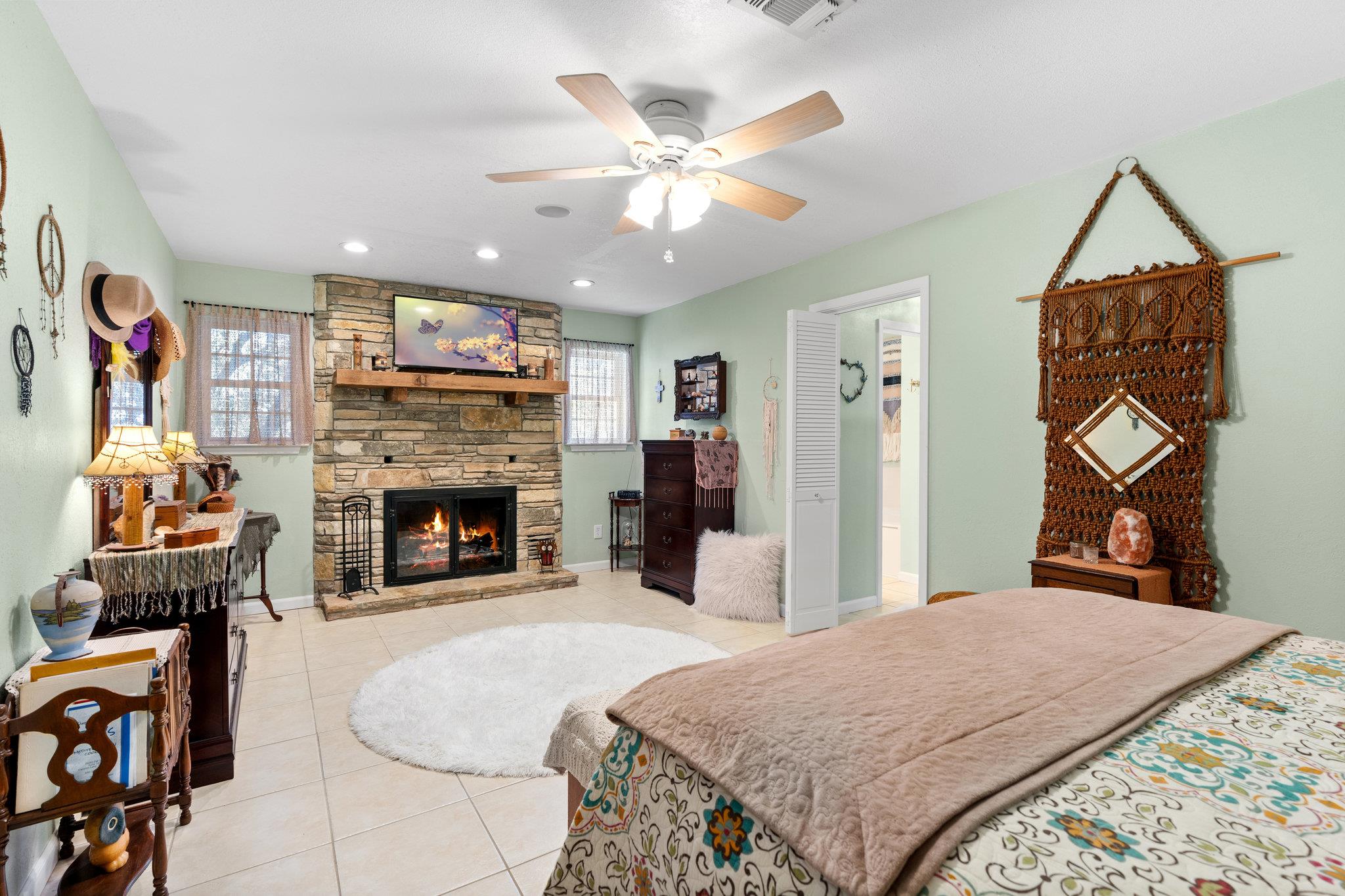 Image 22 of 27 For 652 Tamarack Dr Dr