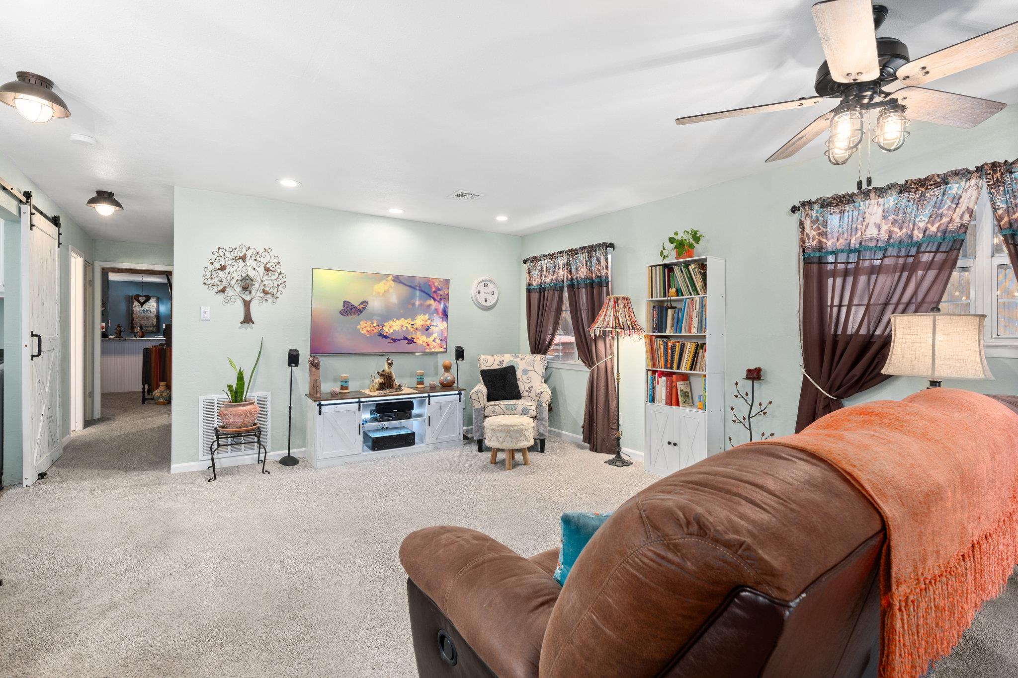 Image 3 of 27 For 652 Tamarack Dr Dr