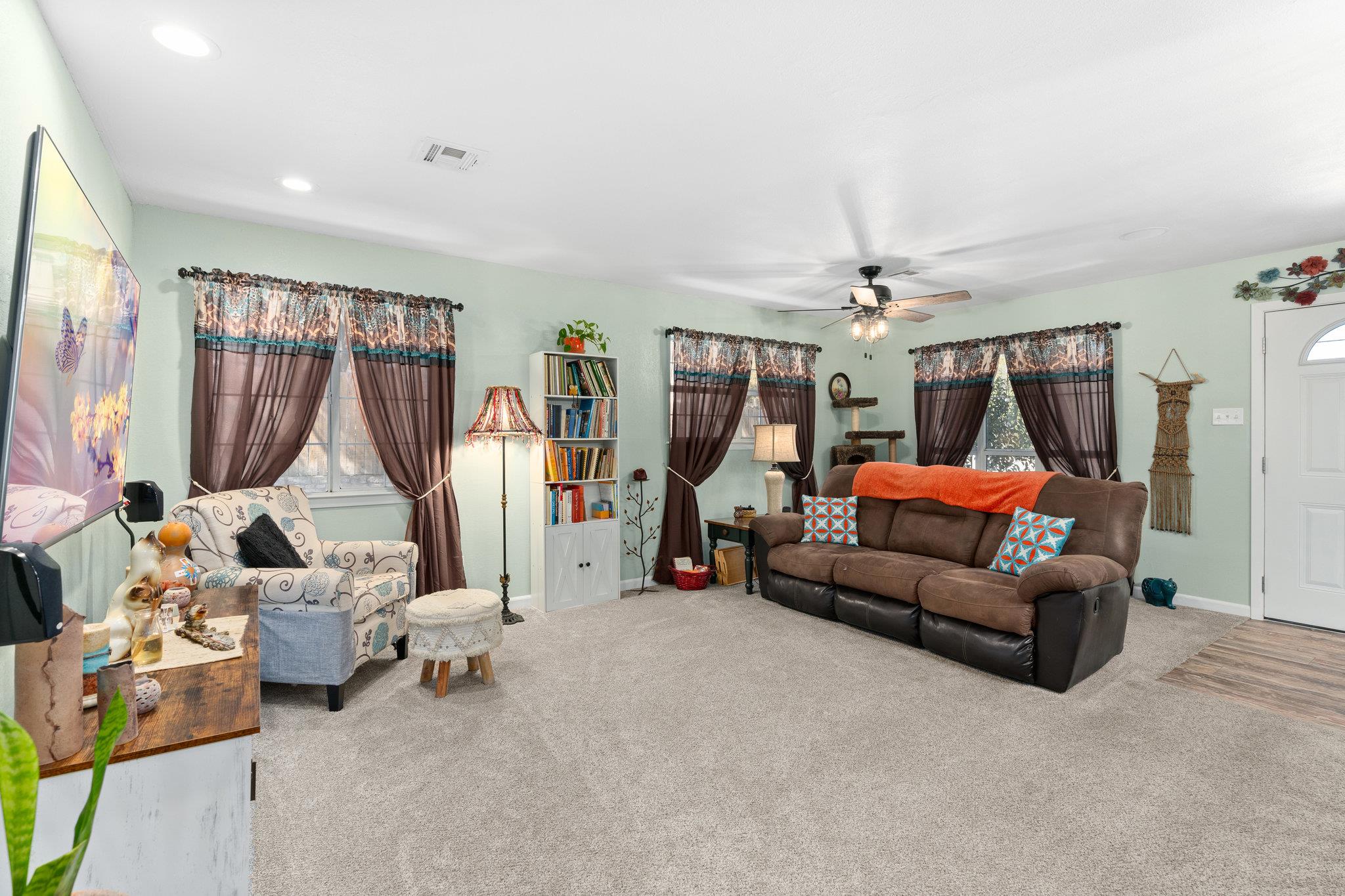 Image 8 of 27 For 652 Tamarack Dr Dr