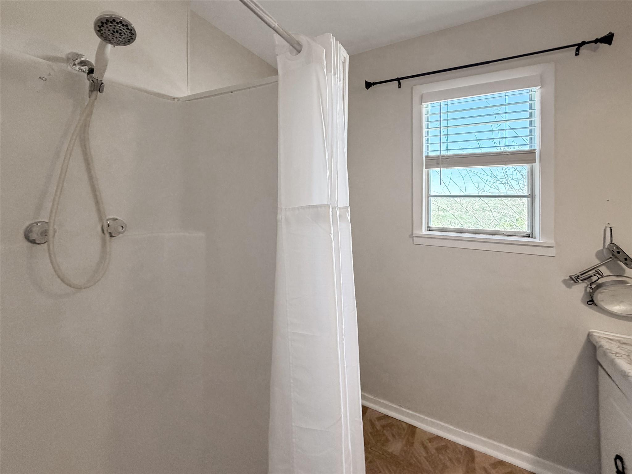 Image 24 of 40 For 231 Vip Dr 