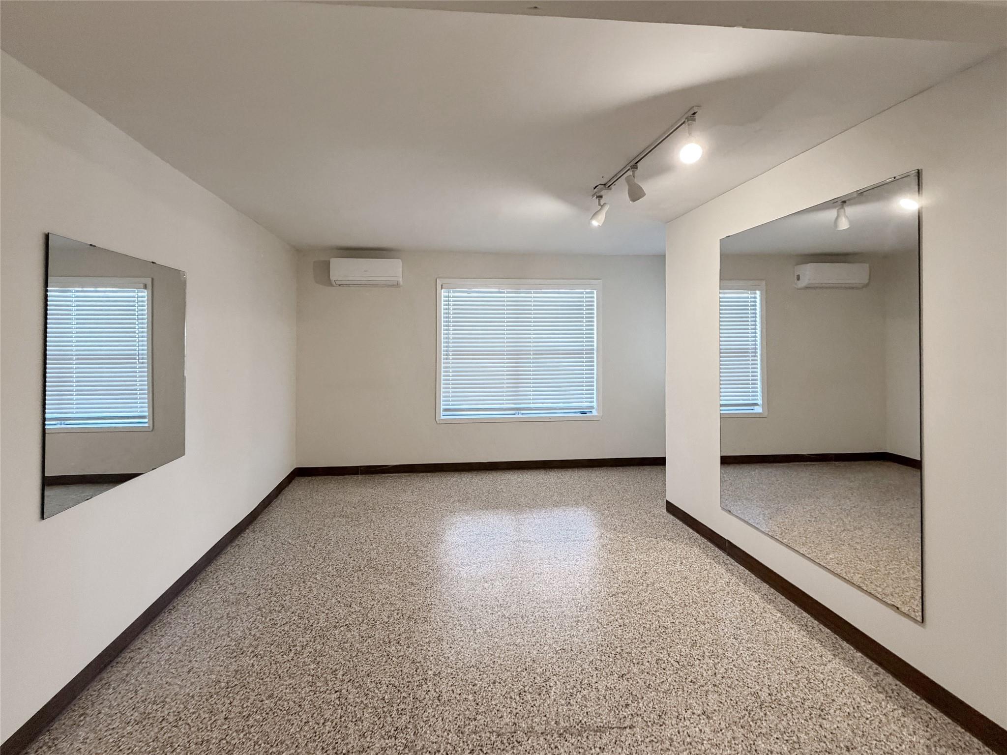 Image 25 of 40 For 231 Vip Dr 