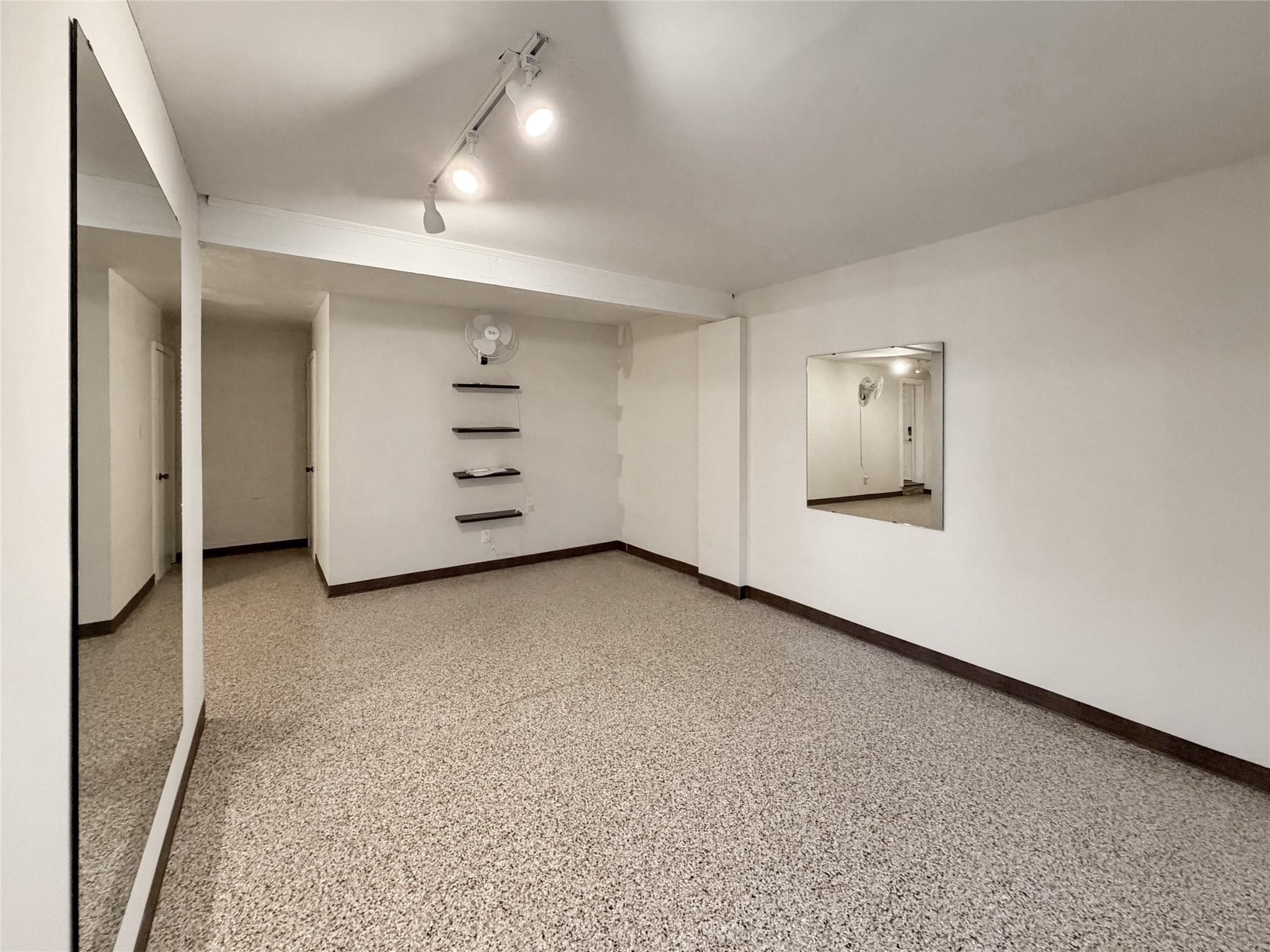 Image 26 of 40 For 231 Vip Dr 