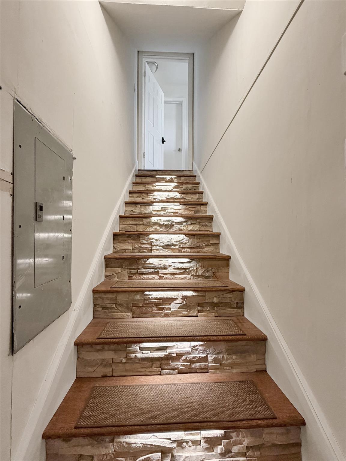 Image 29 of 40 For 231 Vip Dr 