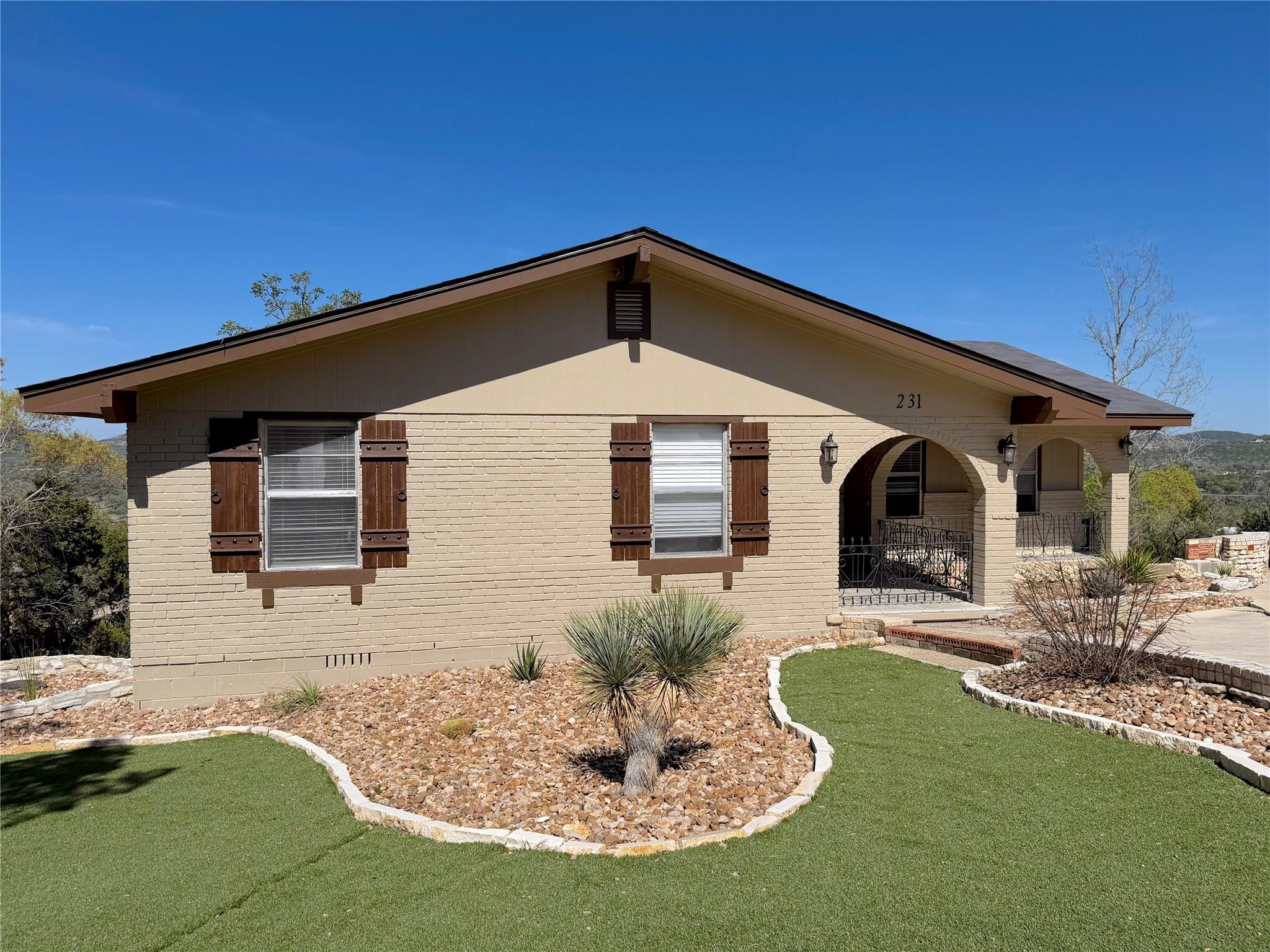 Image 4 of 40 For 231 Vip Dr 