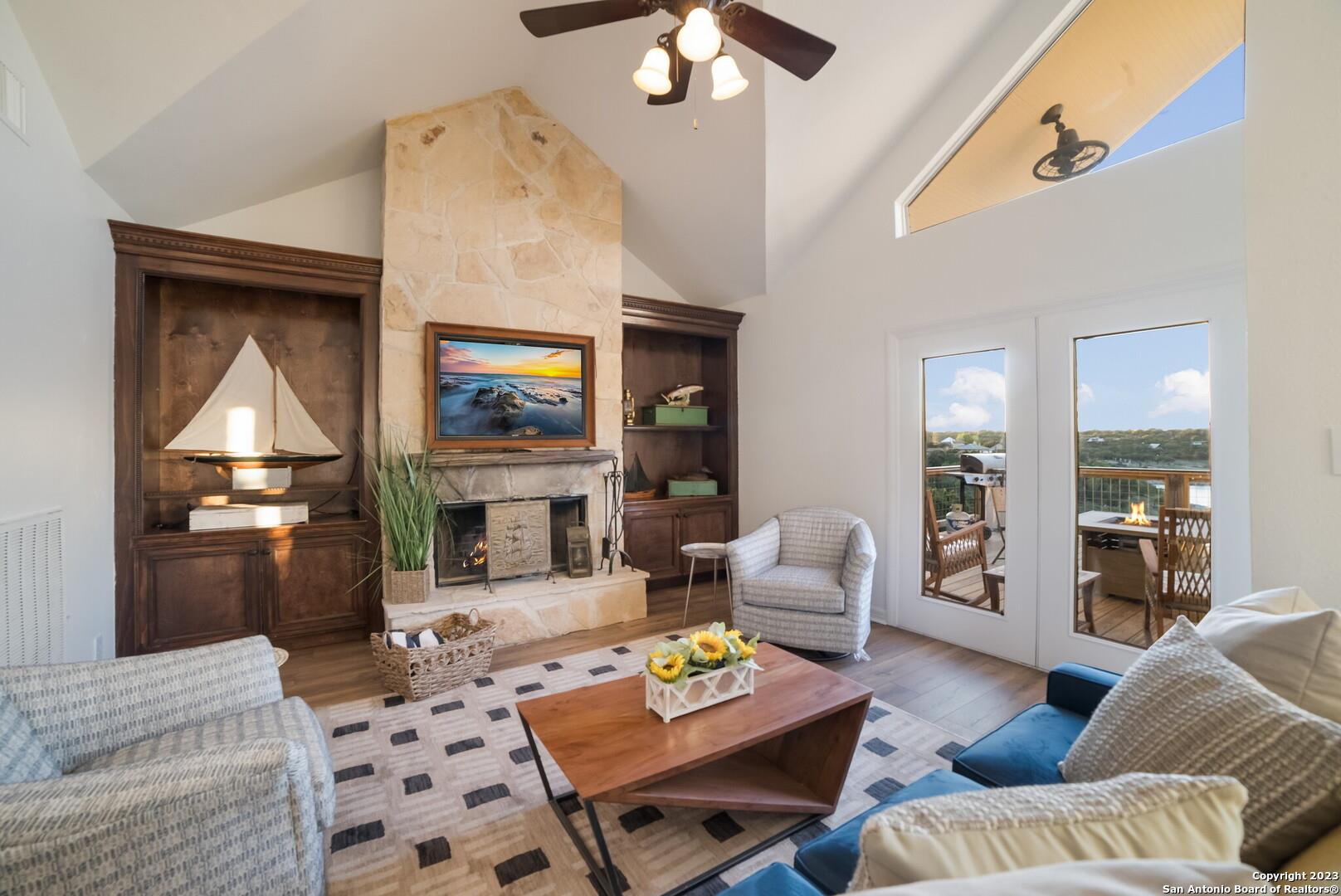 Image 3 of 15 For 693 Riviera Dr
