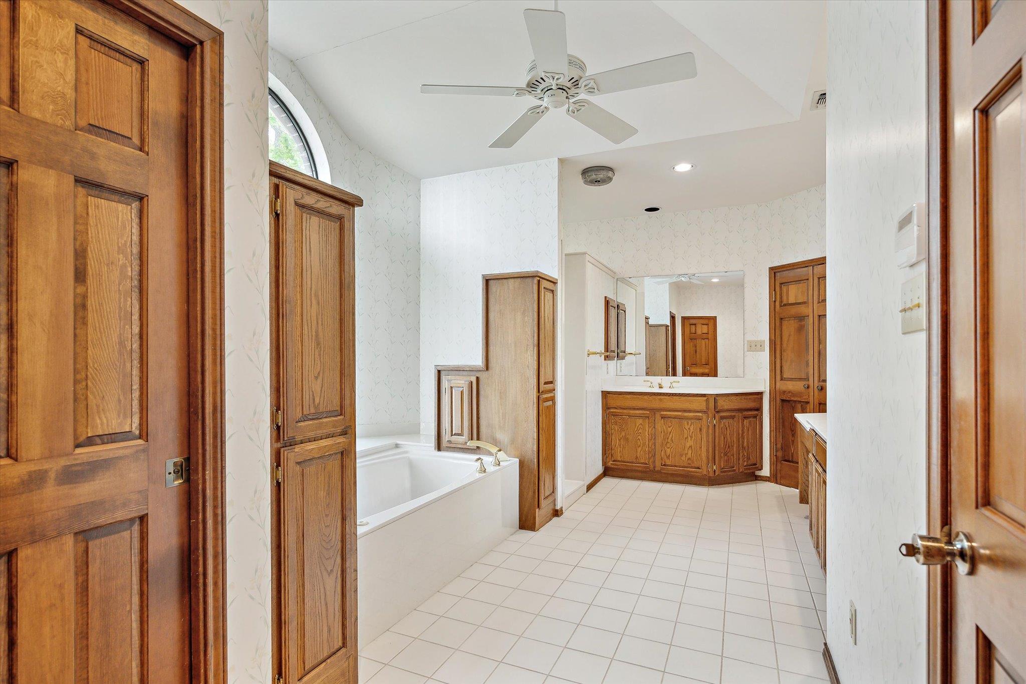Image 13 of 22 For 640 Woodlake Dr