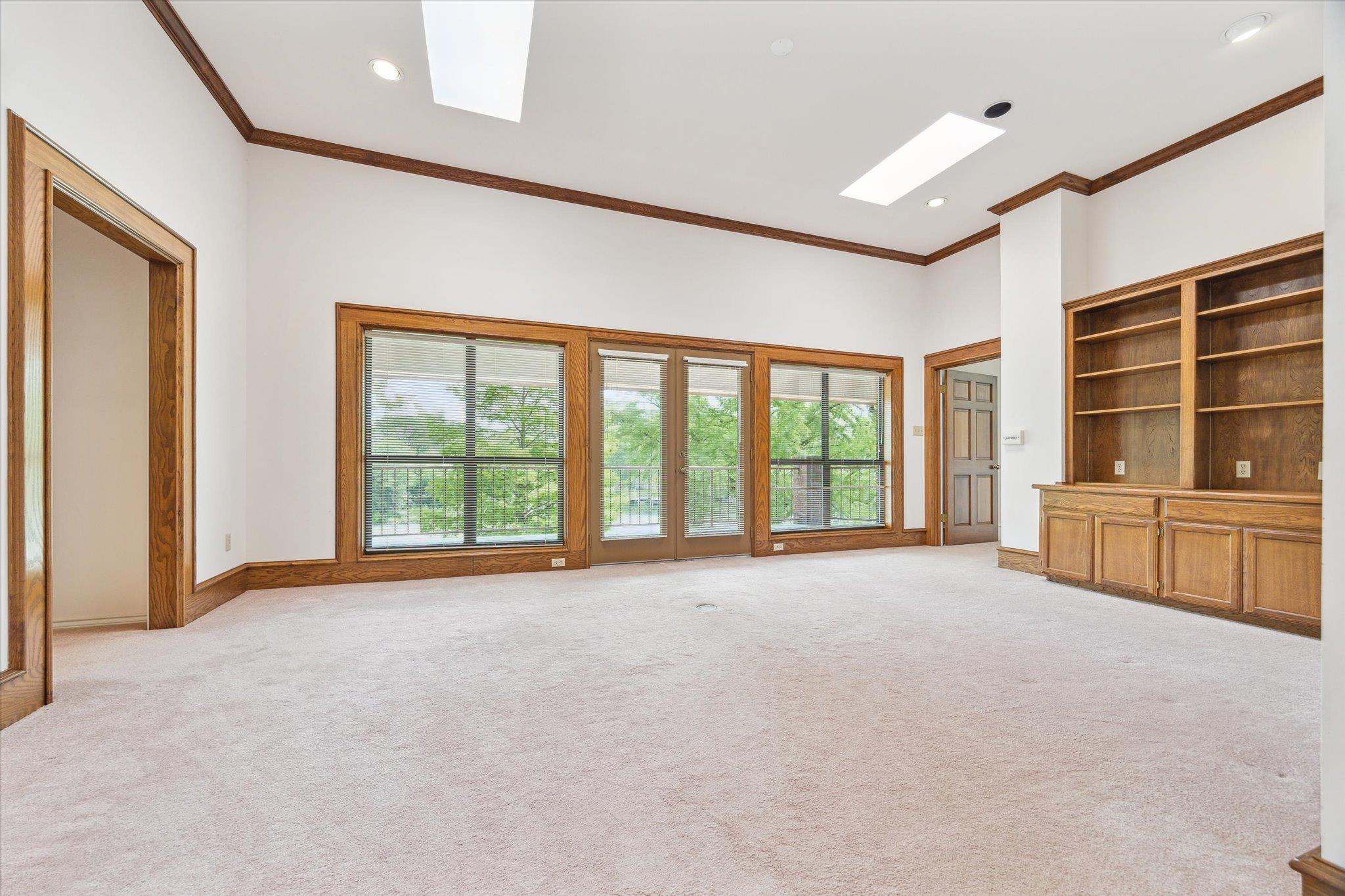 Image 14 of 22 For 640 Woodlake Dr
