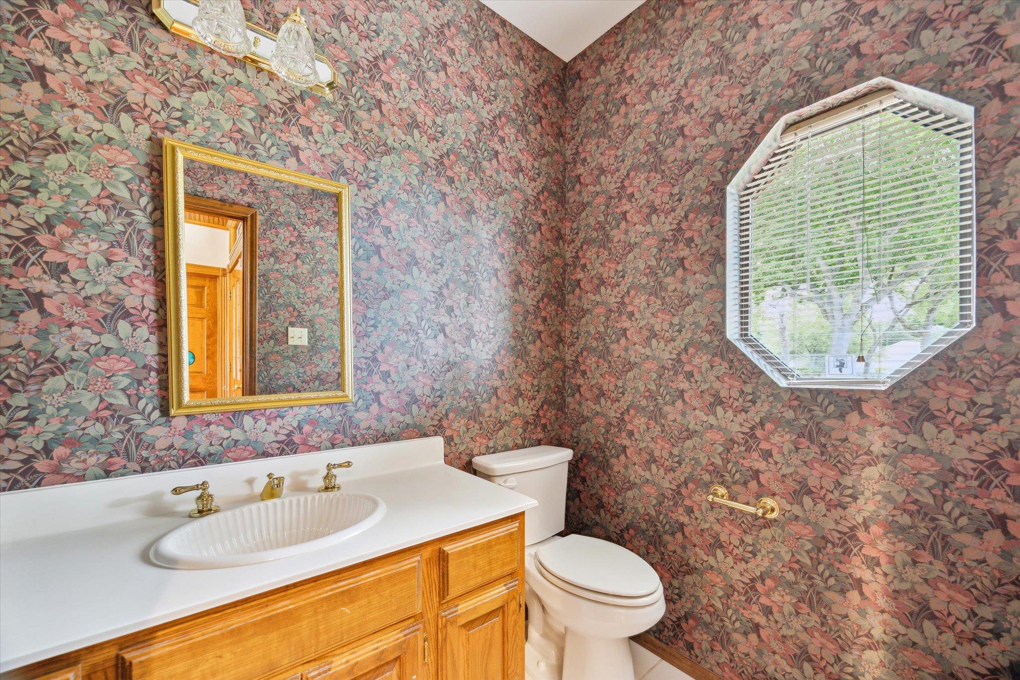 Image 17 of 22 For 640 Woodlake Dr