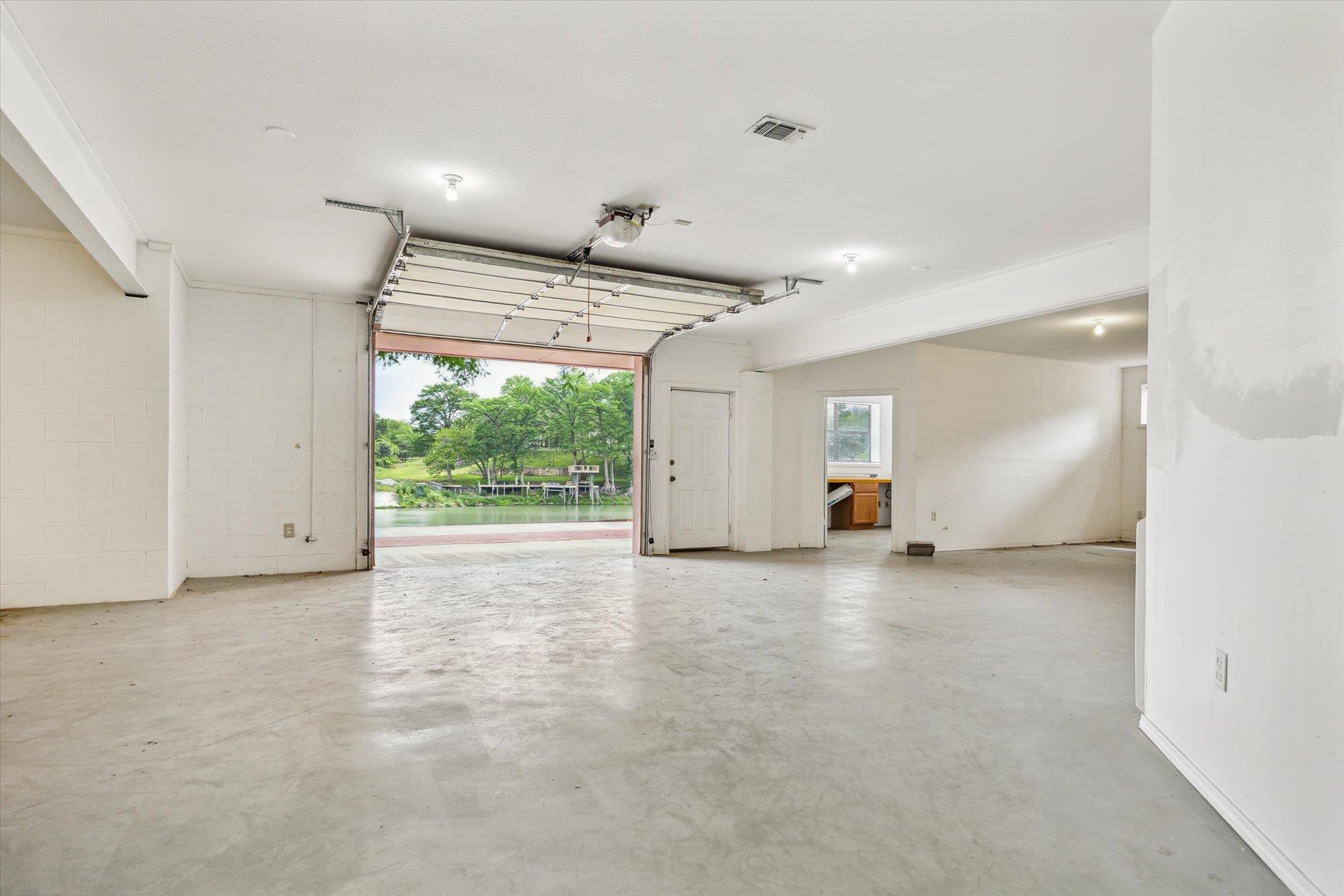 Image 18 of 22 For 640 Woodlake Dr