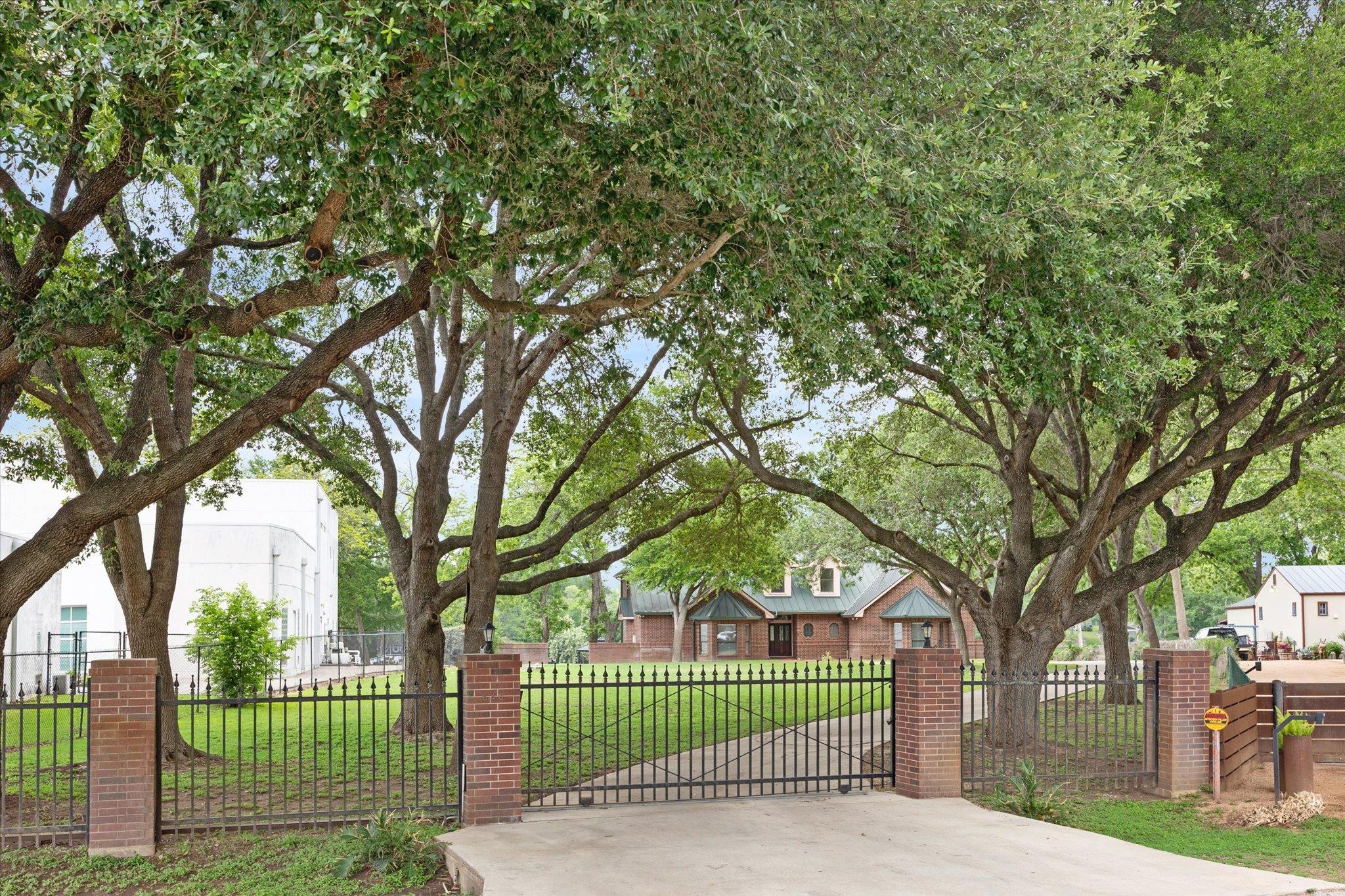 Image 2 of 22 For 640 Woodlake Dr