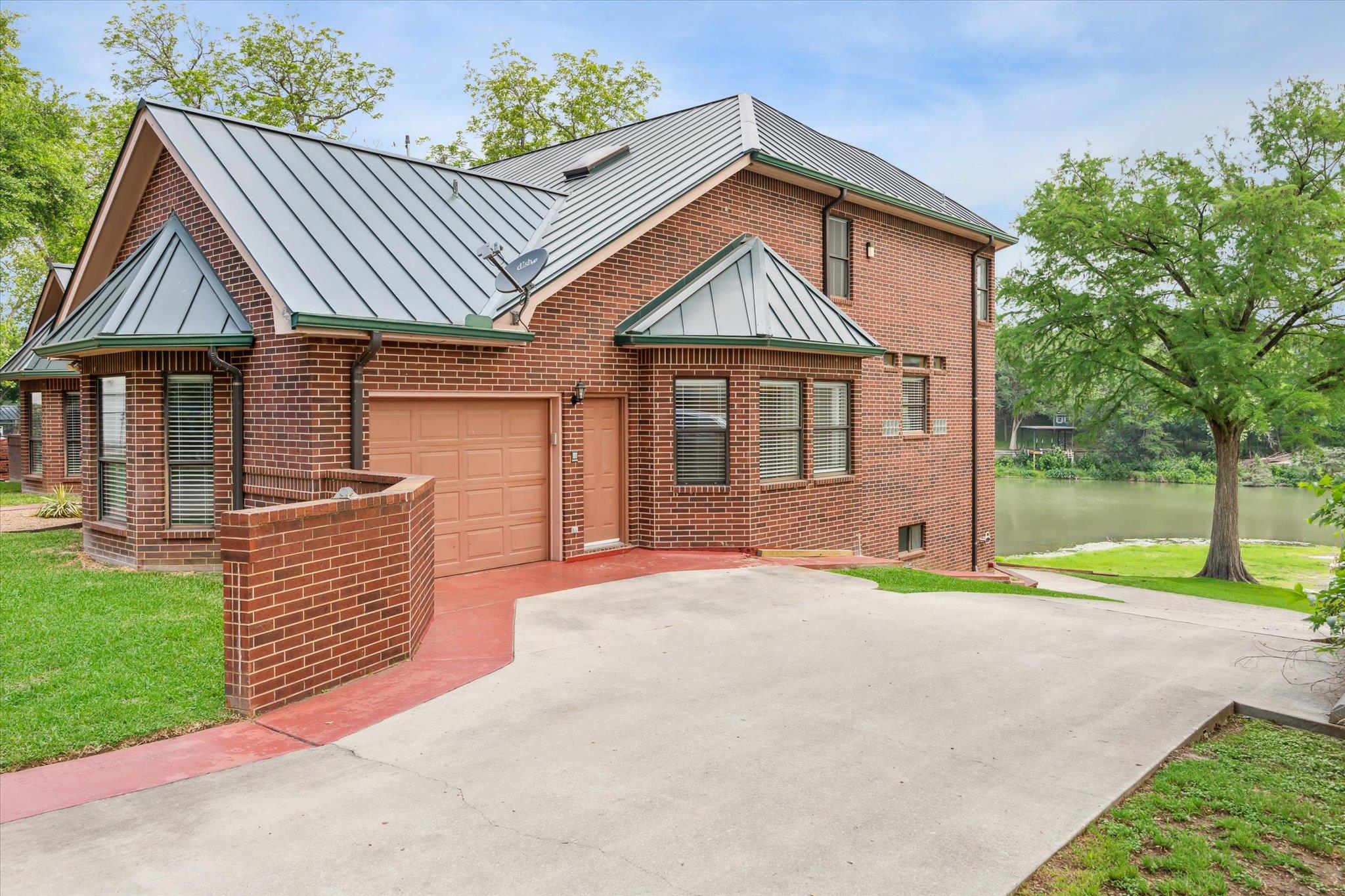 Image 3 of 22 For 640 Woodlake Dr