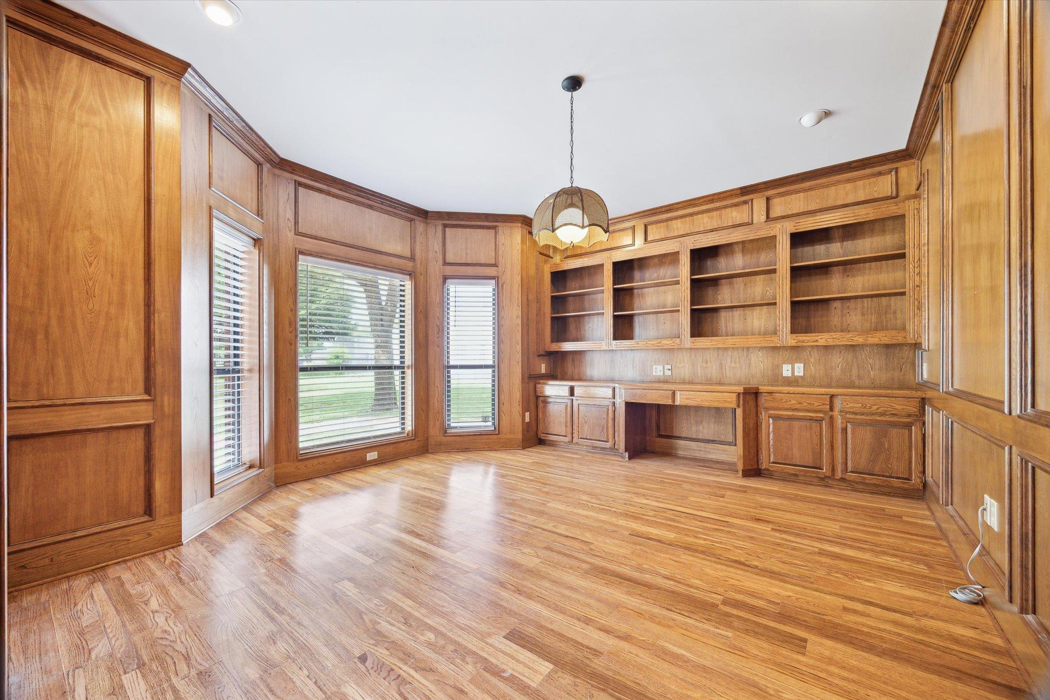 Image 5 of 22 For 640 Woodlake Dr