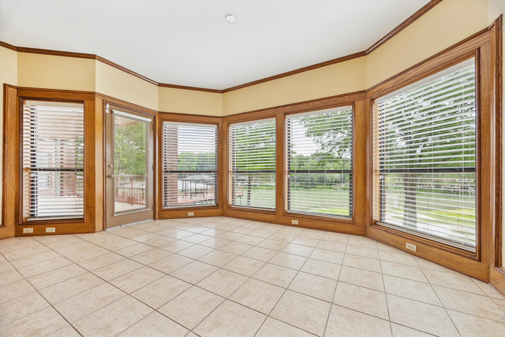 Image 6 of 22 For 640 Woodlake Dr