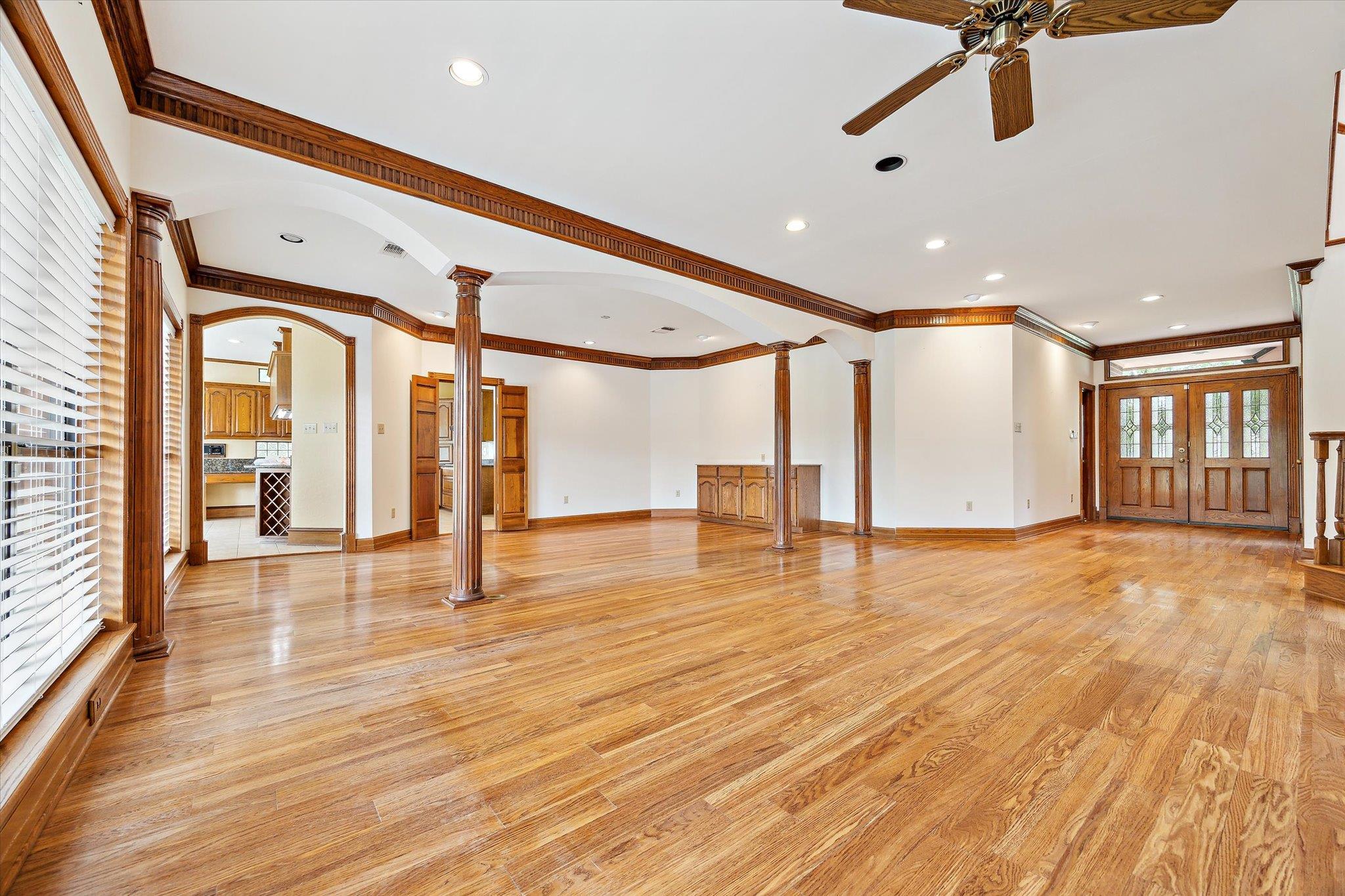 Image 8 of 22 For 640 Woodlake Dr