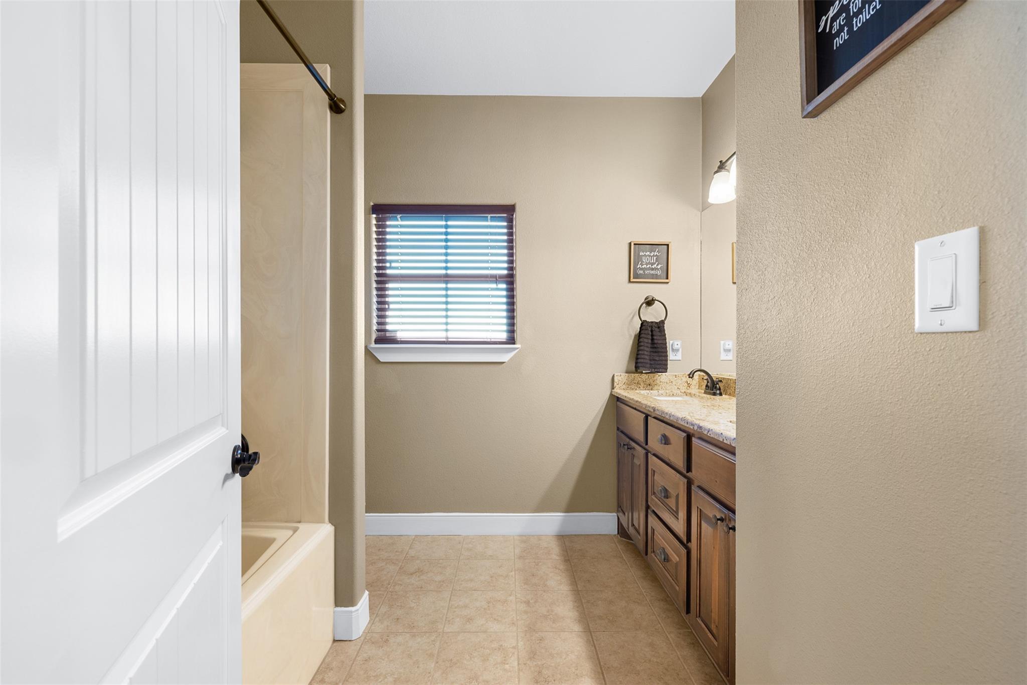 Image 10 of 40 For 2232 Fm 975  