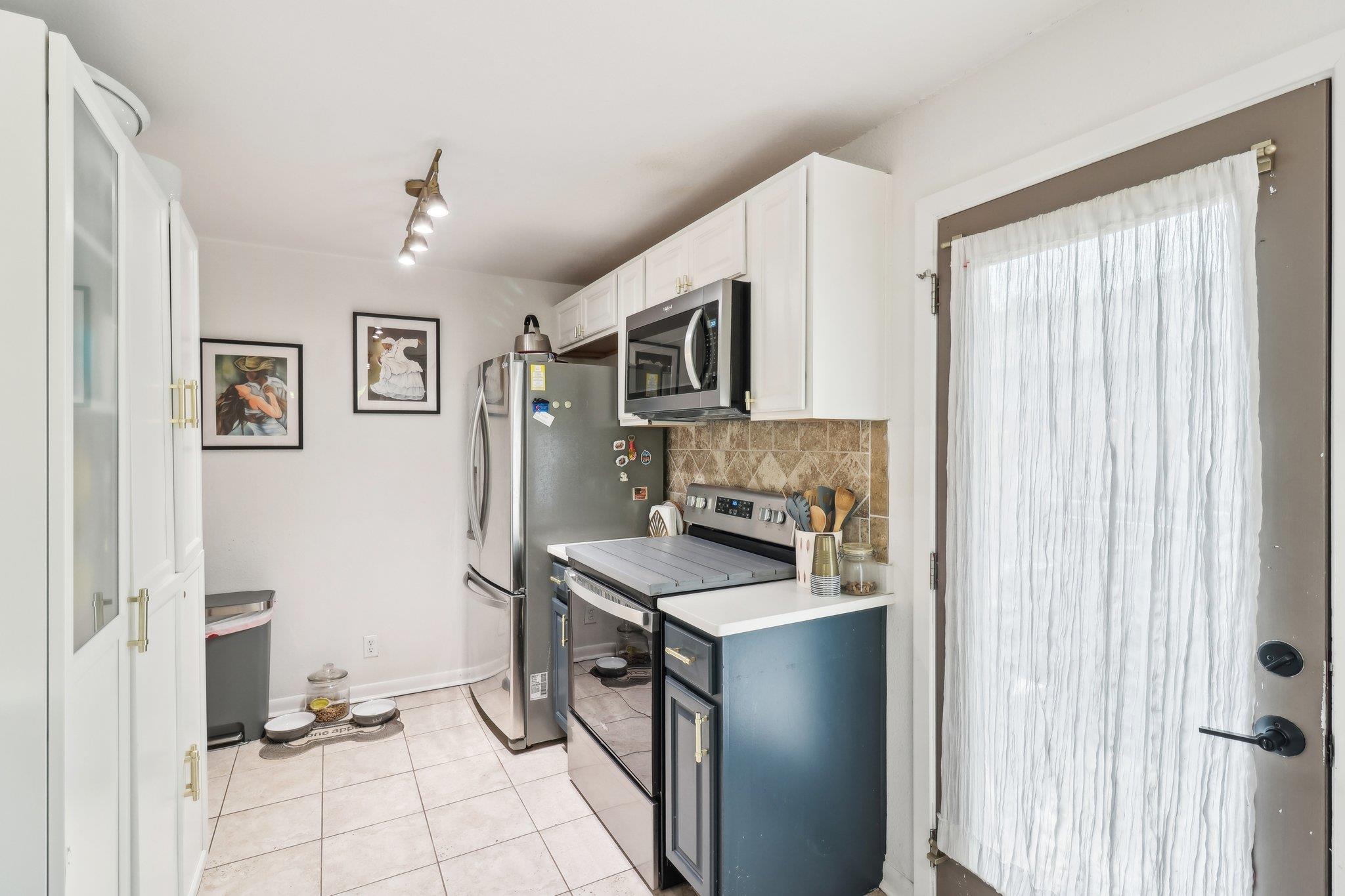 Image 13 of 40 For 421 James St