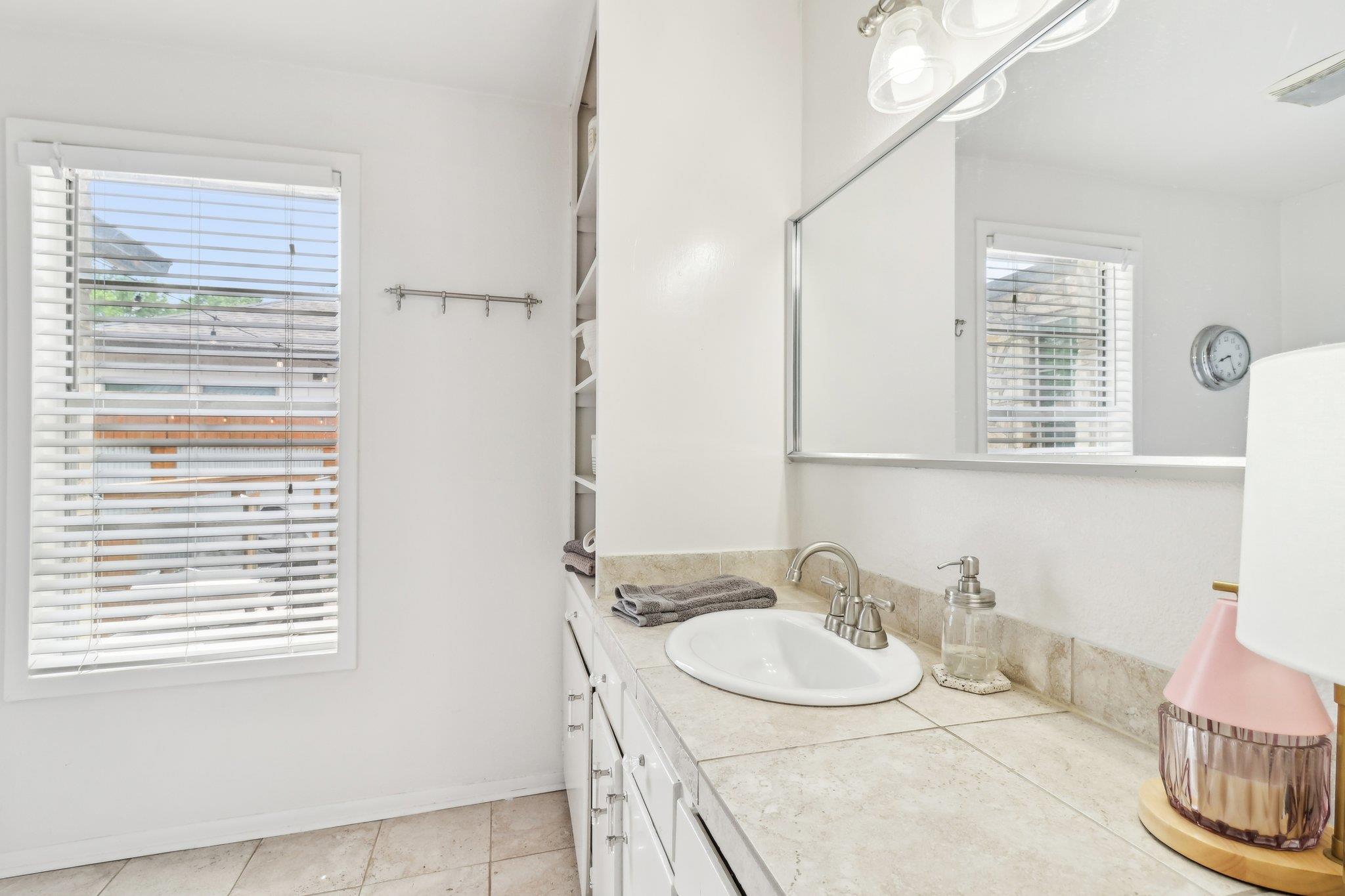 Image 23 of 40 For 421 James St