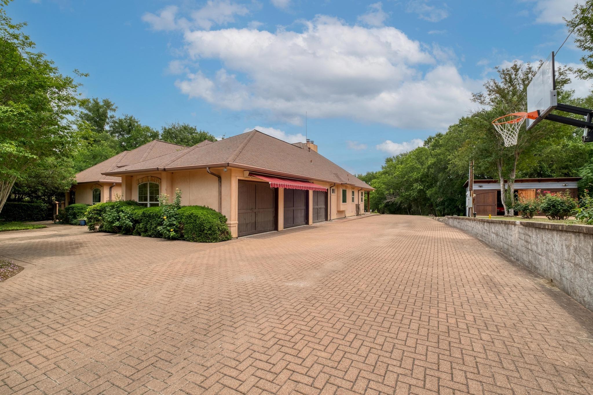 Image 3 of 40 For 200 Red Bird Ln