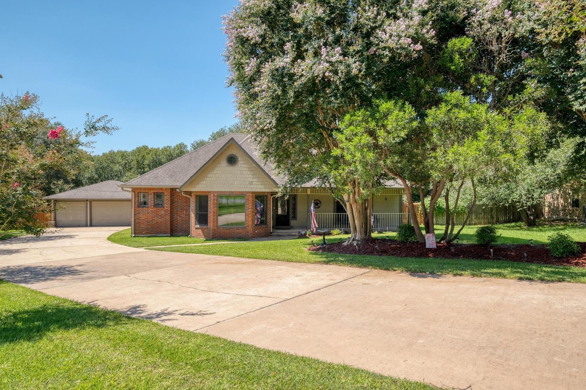 Details for 170 Oak Creek Cir, Luling, TX 78648