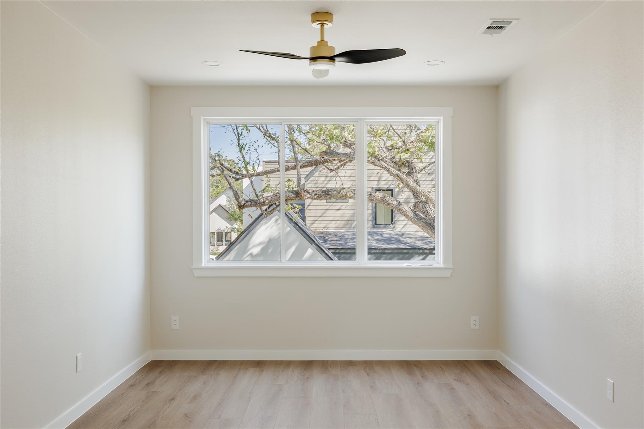 Image 33 of 40 For 901 Redd St 