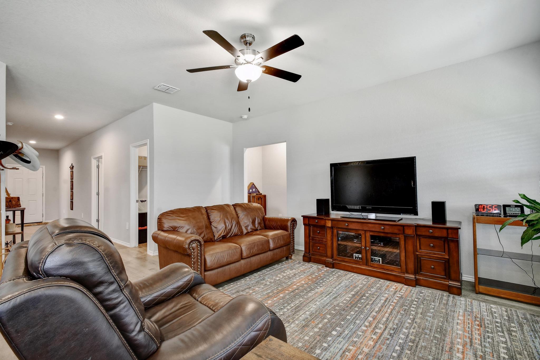 Image 4 of 25 For 733 Peak Pl 