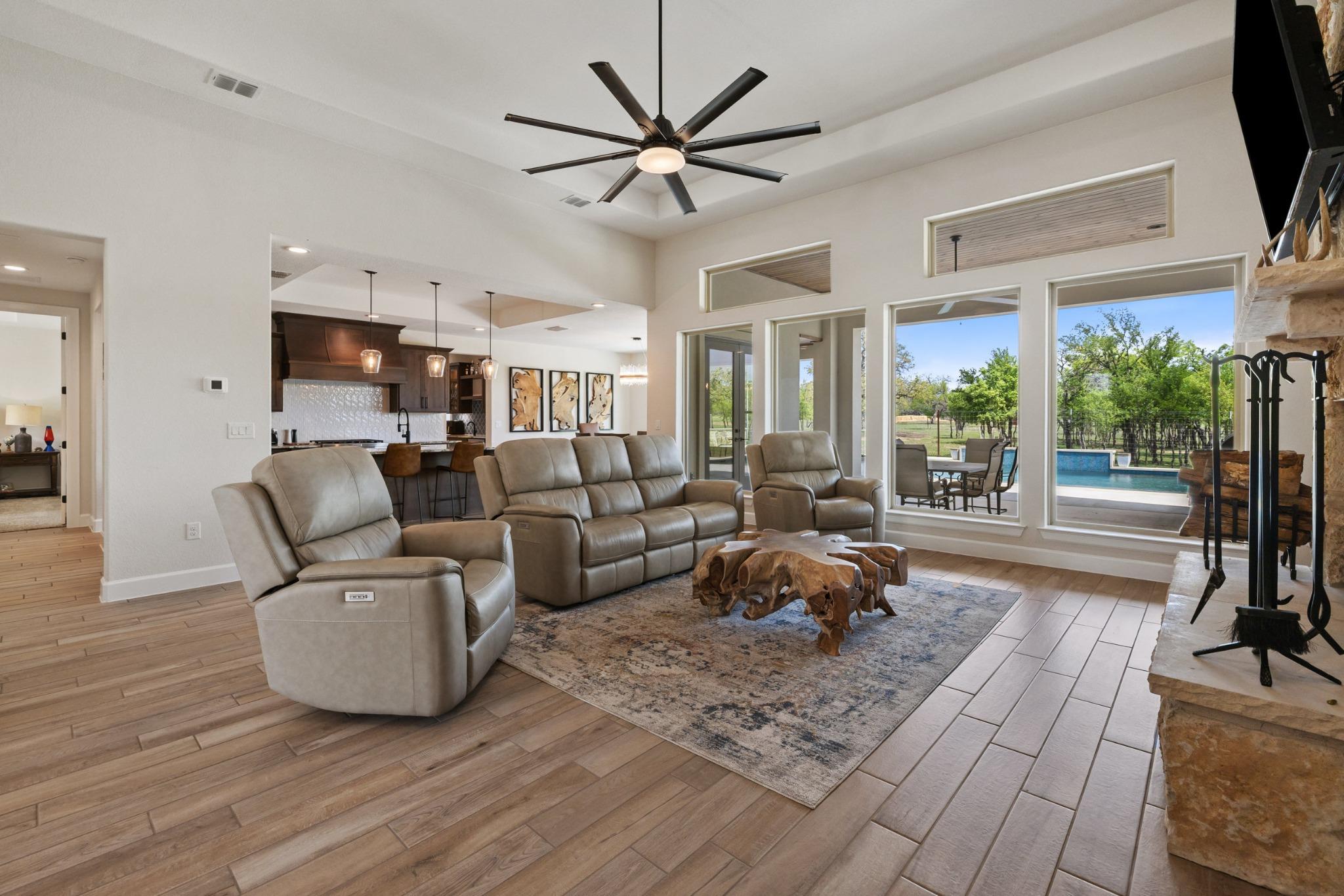 Image 11 of 40 For 10900 Ranch Road 1323