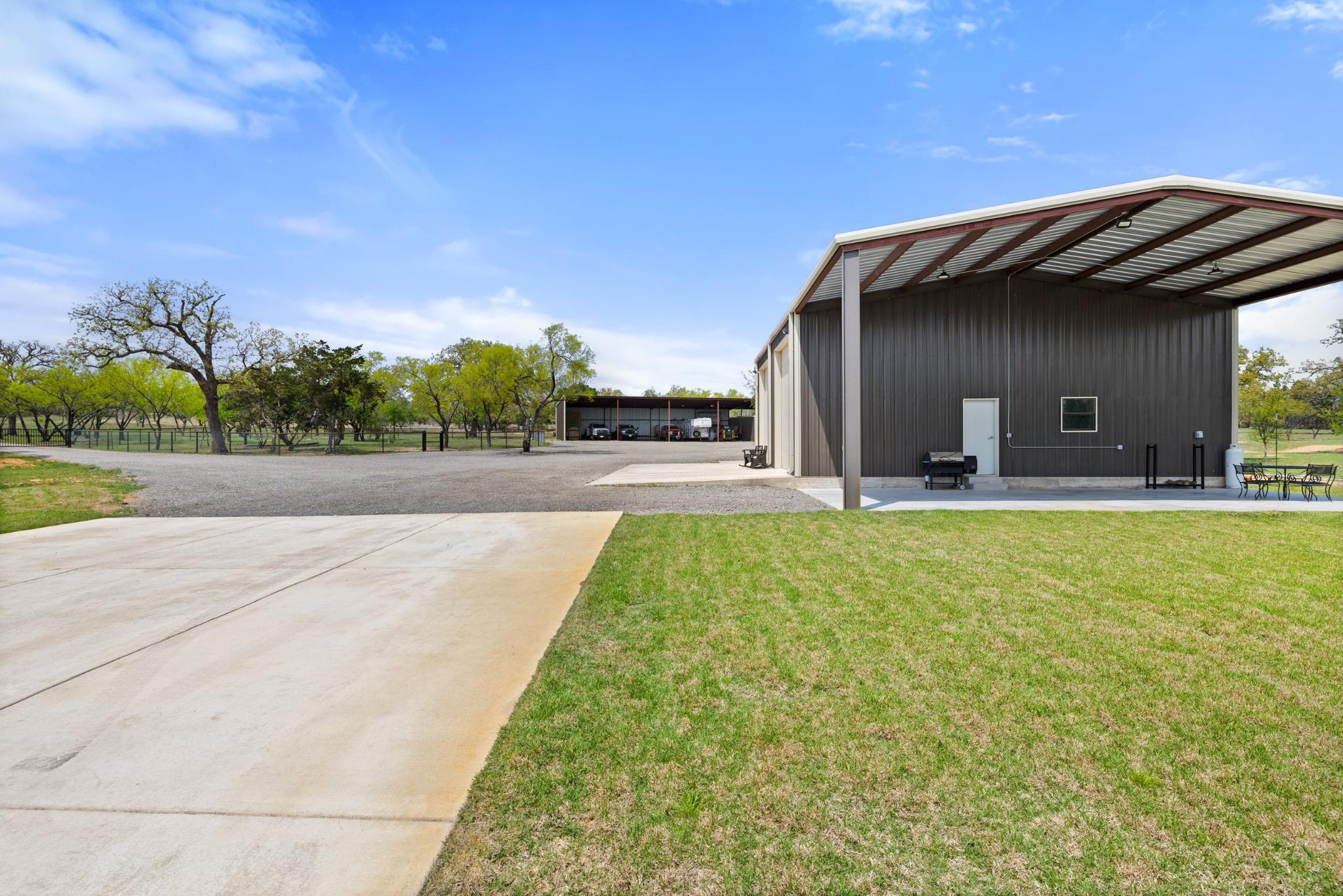 Image 32 of 40 For 10900 Ranch Road 1323