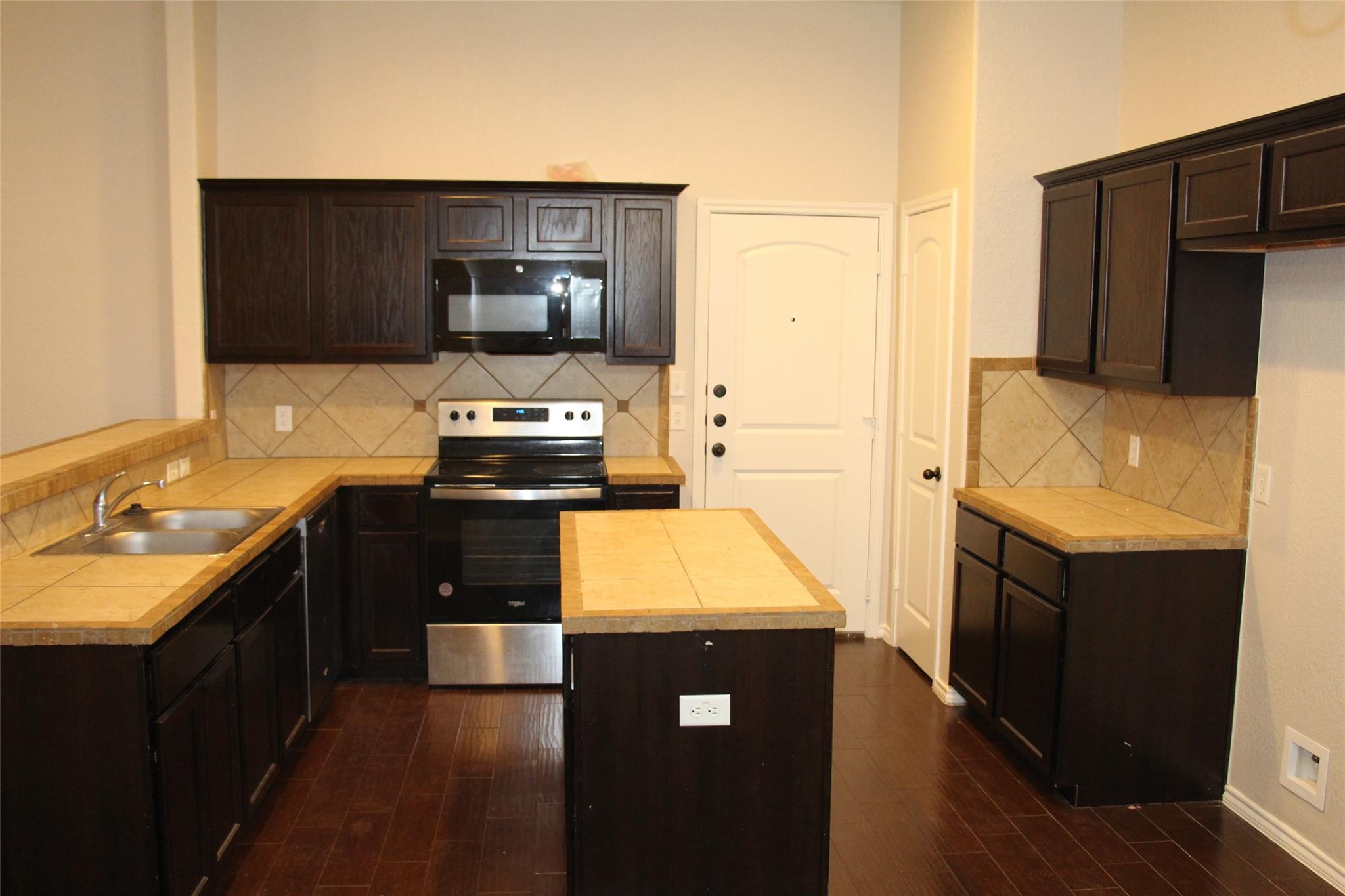 Image 3 of 17 For 578 Creekside Cir