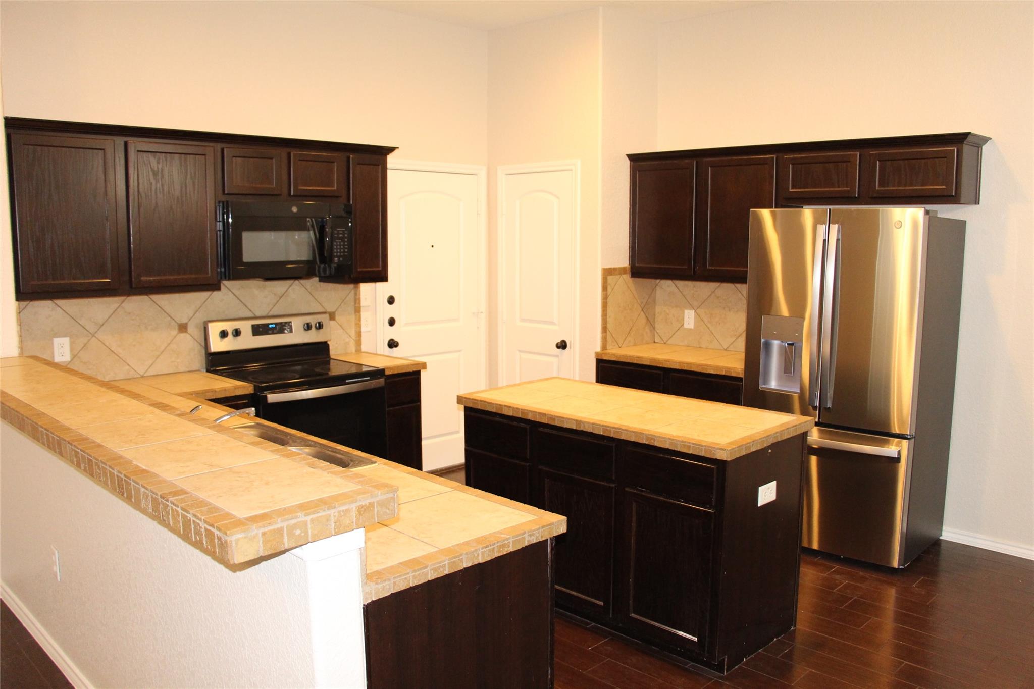 Image 4 of 17 For 578 Creekside Cir