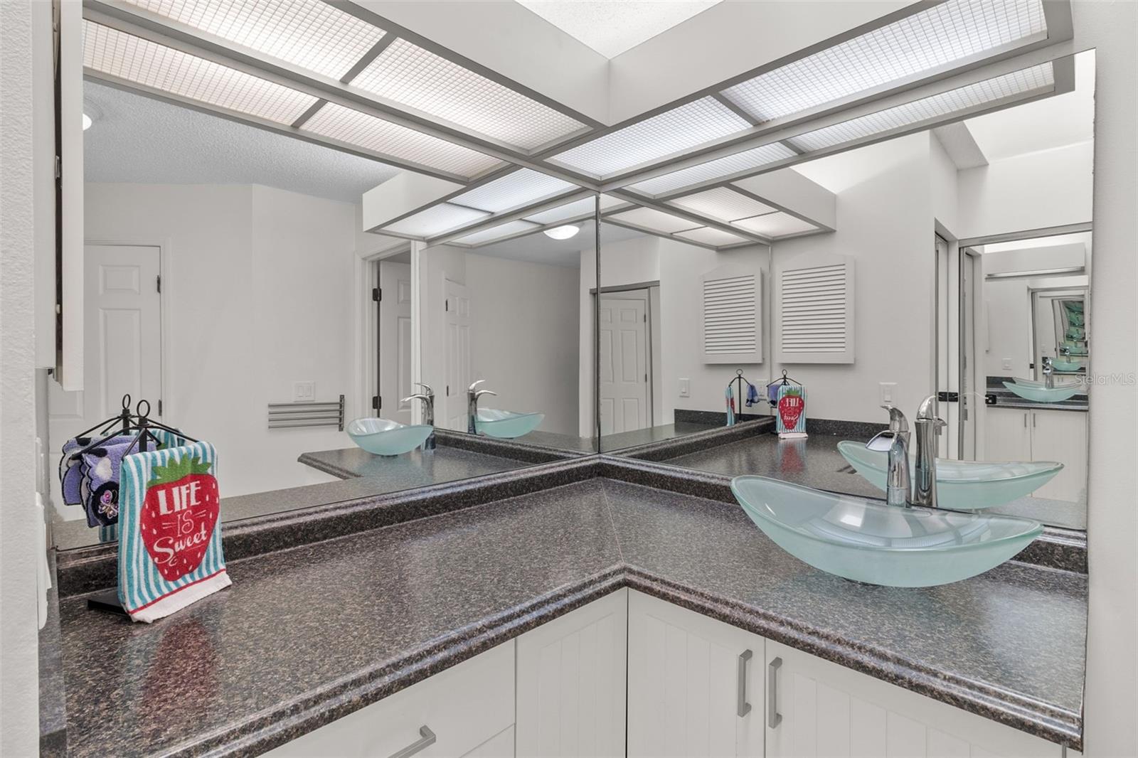 Image 19 of 41 For 235 Southampton Lane 276
