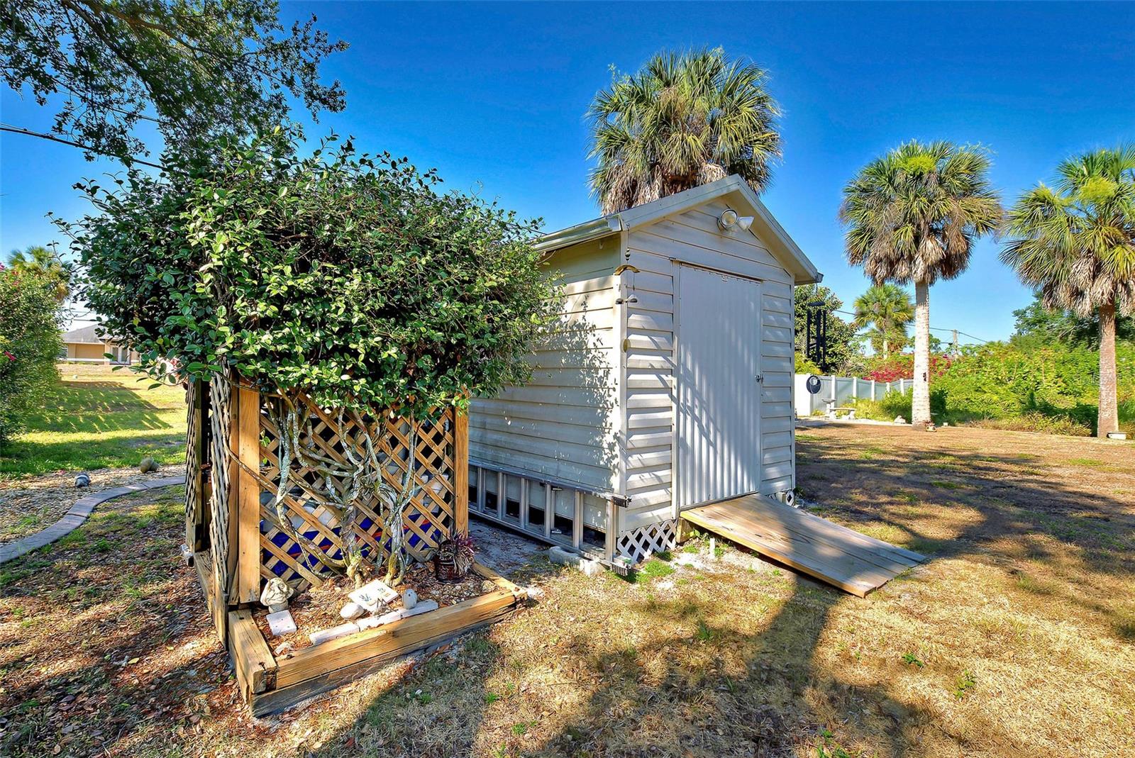 Listing photo id 41 for 2721 Shady Avenue