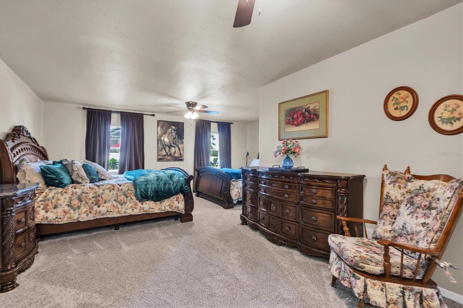 Listing photo id 14 for 301 Thorn Hill Place