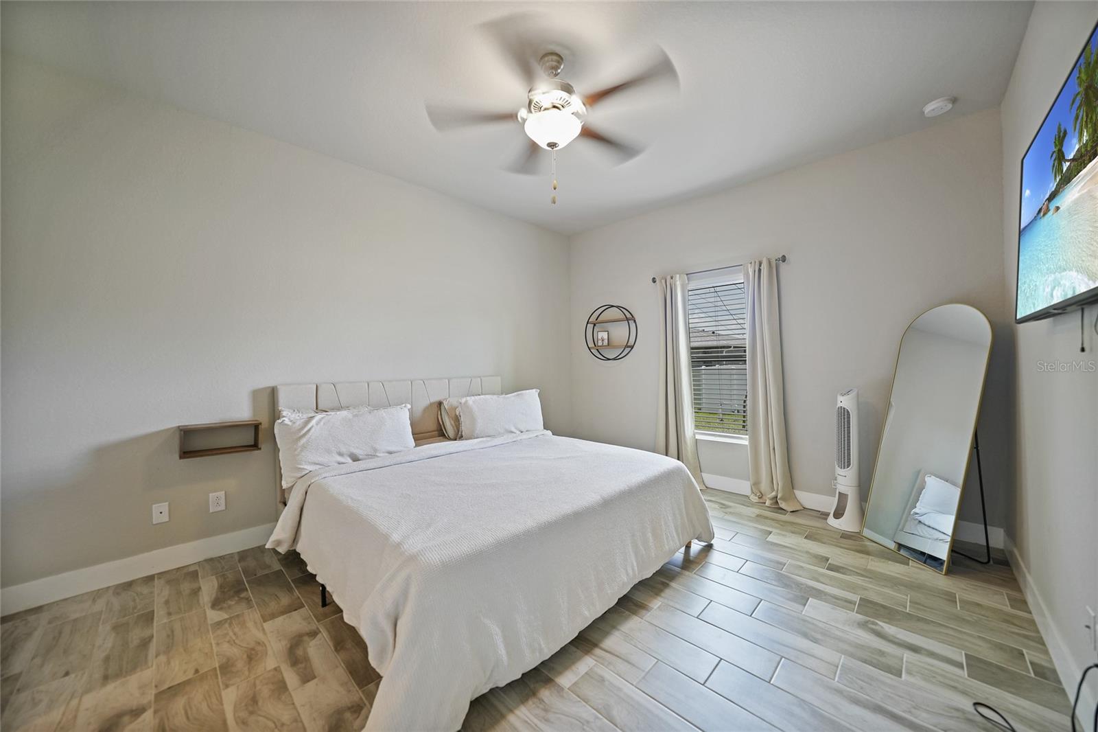 Image 10 of 26 For 725 Essex Avenue