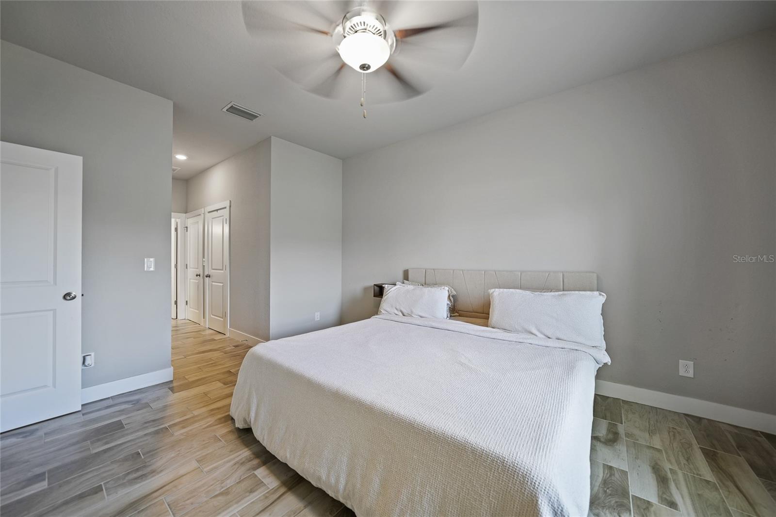 Image 11 of 26 For 725 Essex Avenue