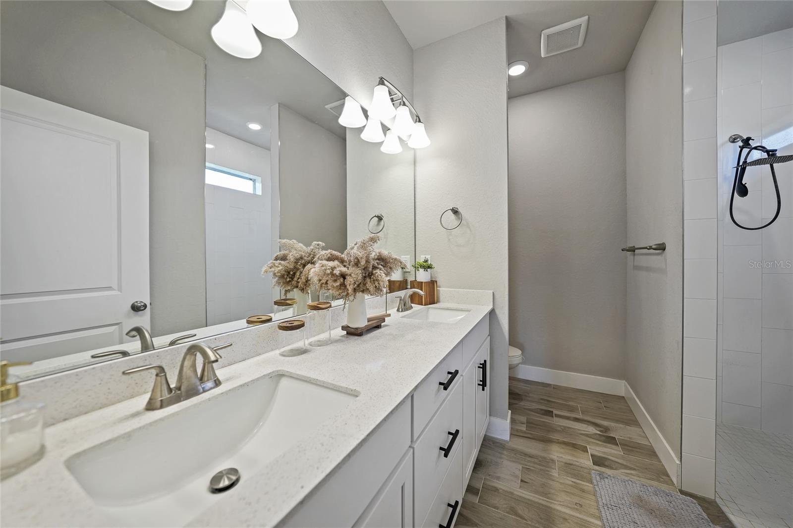 Image 12 of 26 For 725 Essex Avenue