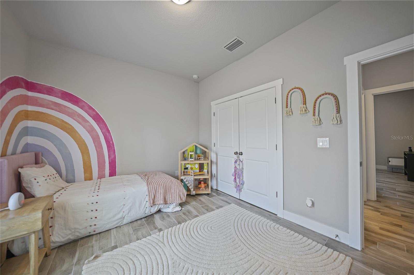 Image 14 of 26 For 725 Essex Avenue