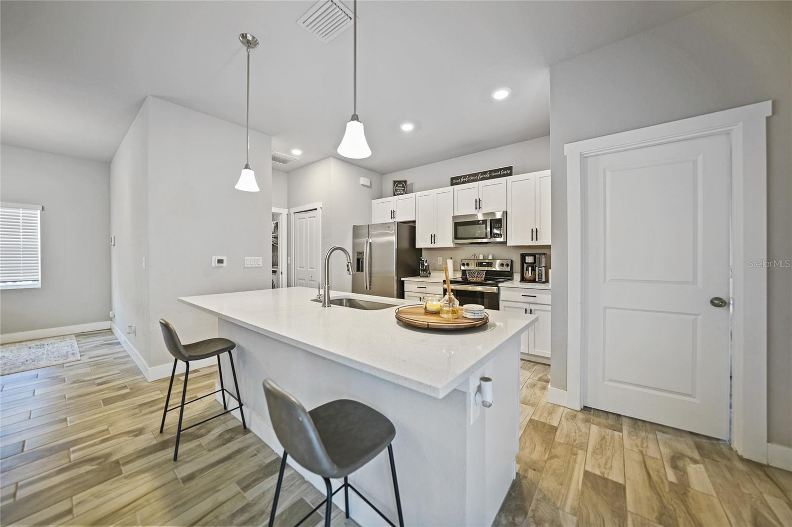 Image 6 of 26 For 725 Essex Avenue
