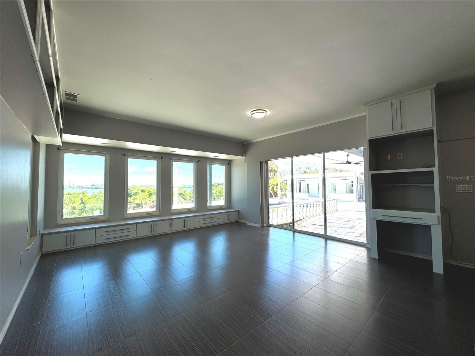 Listing photo id 24 for 1185 Bayshore Drive