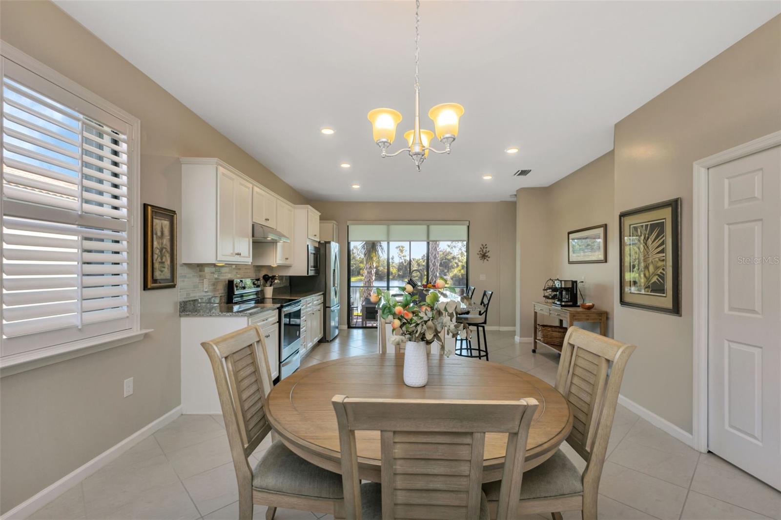 Listing photo id 11 for 2576 Daisy Drive