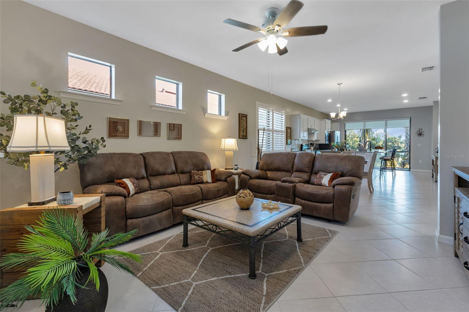 Listing photo id 6 for 2576 Daisy Drive