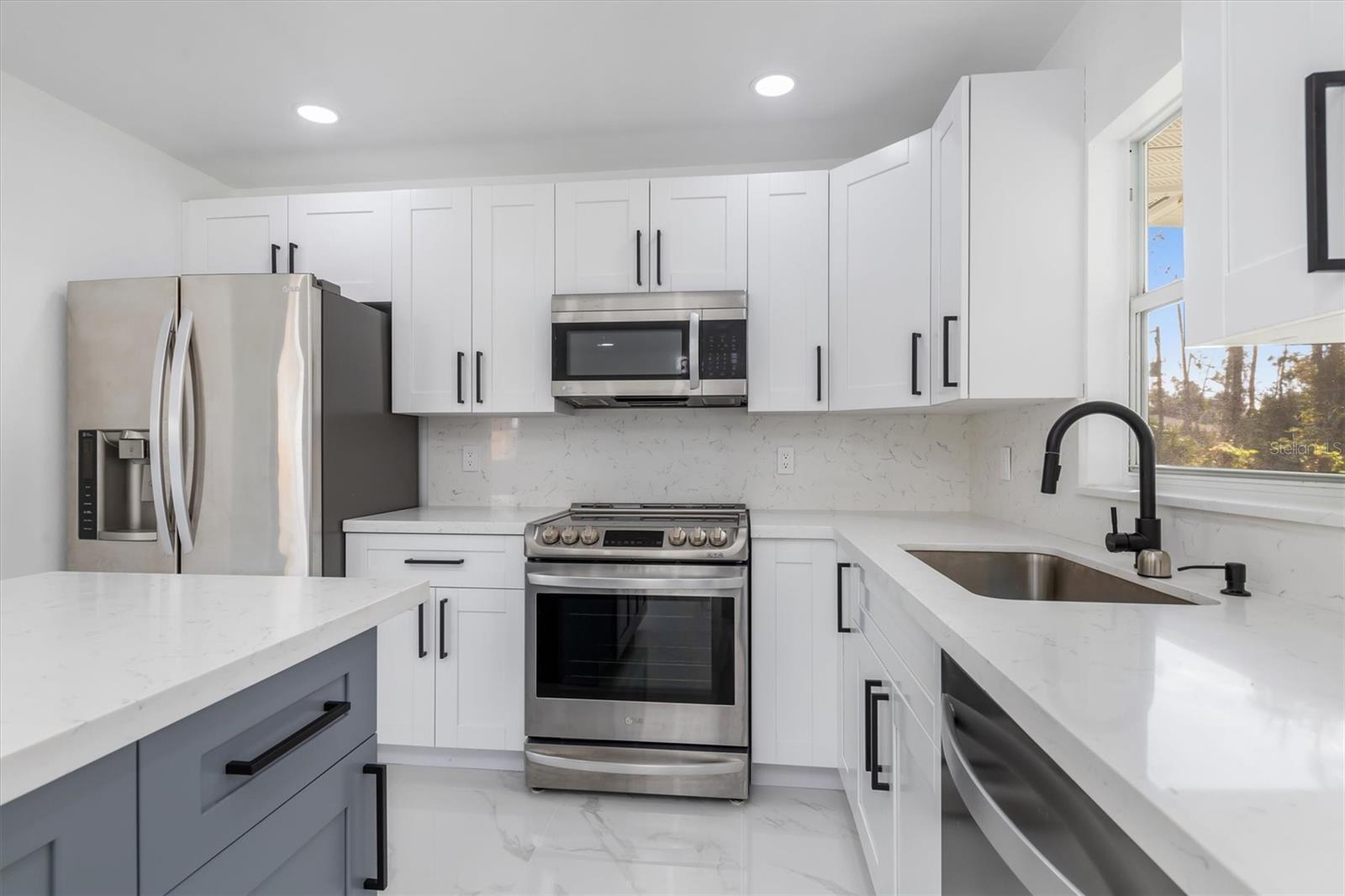 Listing photo id 9 for 18289 Eblis Avenue