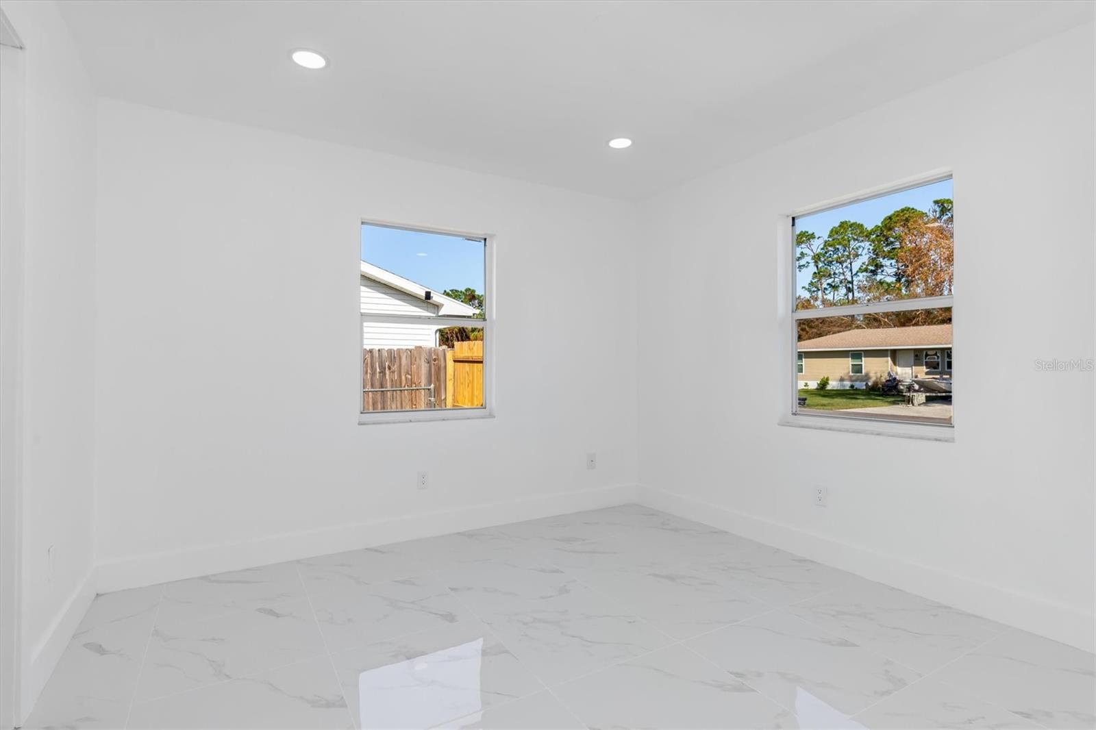 Listing photo id 10 for 18289 Eblis Avenue