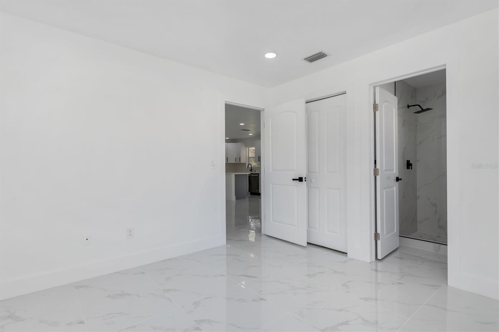 Listing photo id 12 for 18289 Eblis Avenue