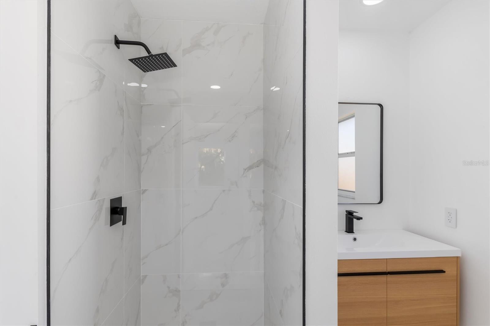 Listing photo id 13 for 18289 Eblis Avenue