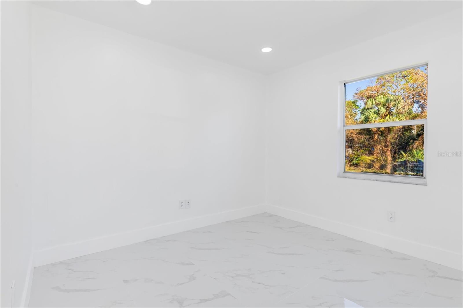 Listing photo id 15 for 18289 Eblis Avenue