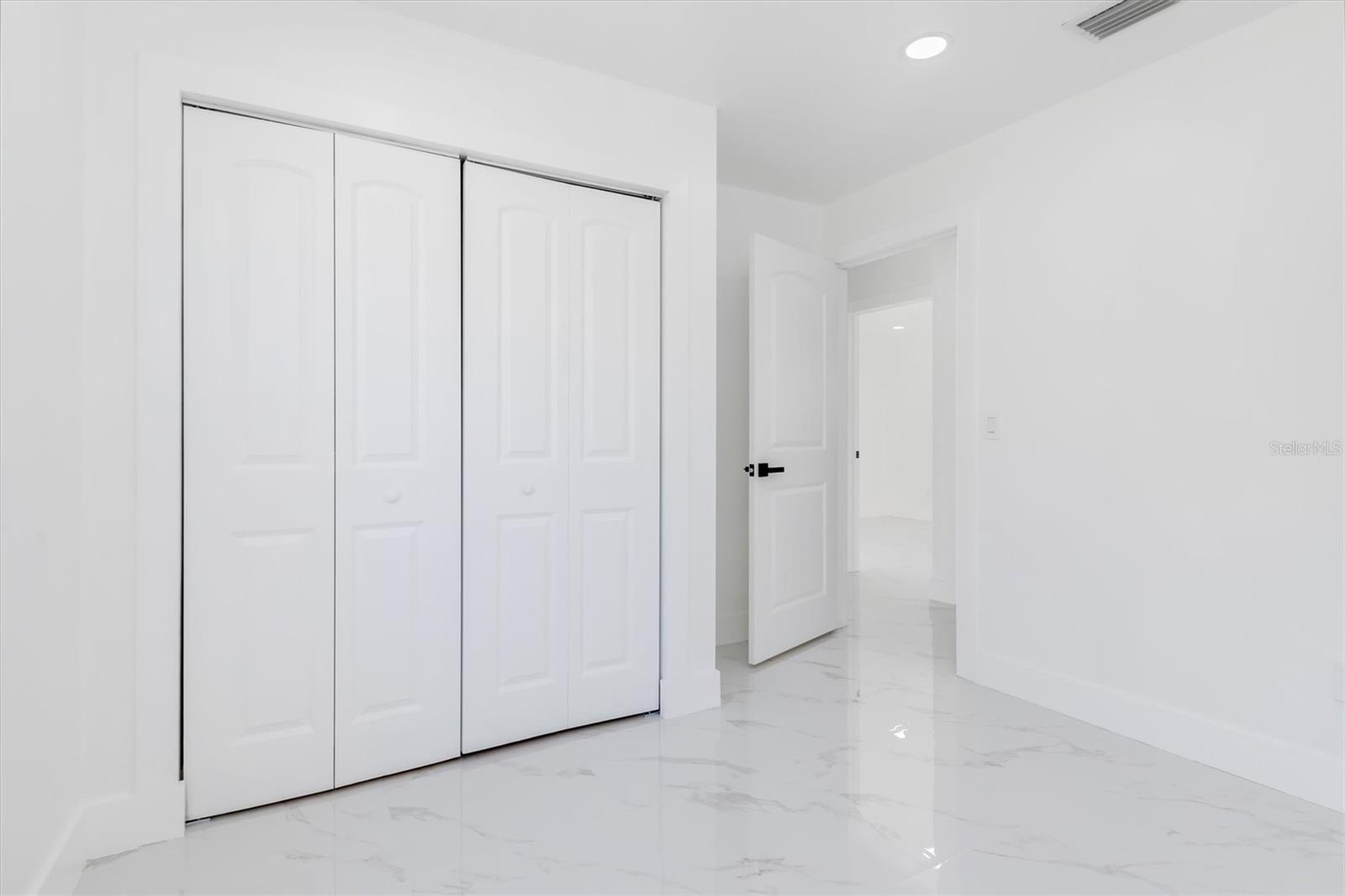 Listing photo id 16 for 18289 Eblis Avenue