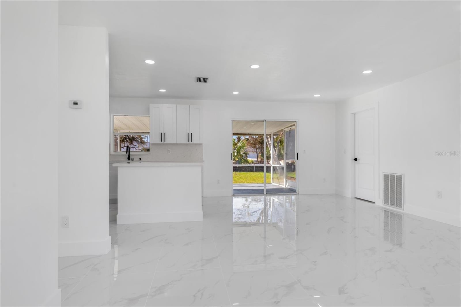 Listing photo id 0 for 18289 Eblis Avenue